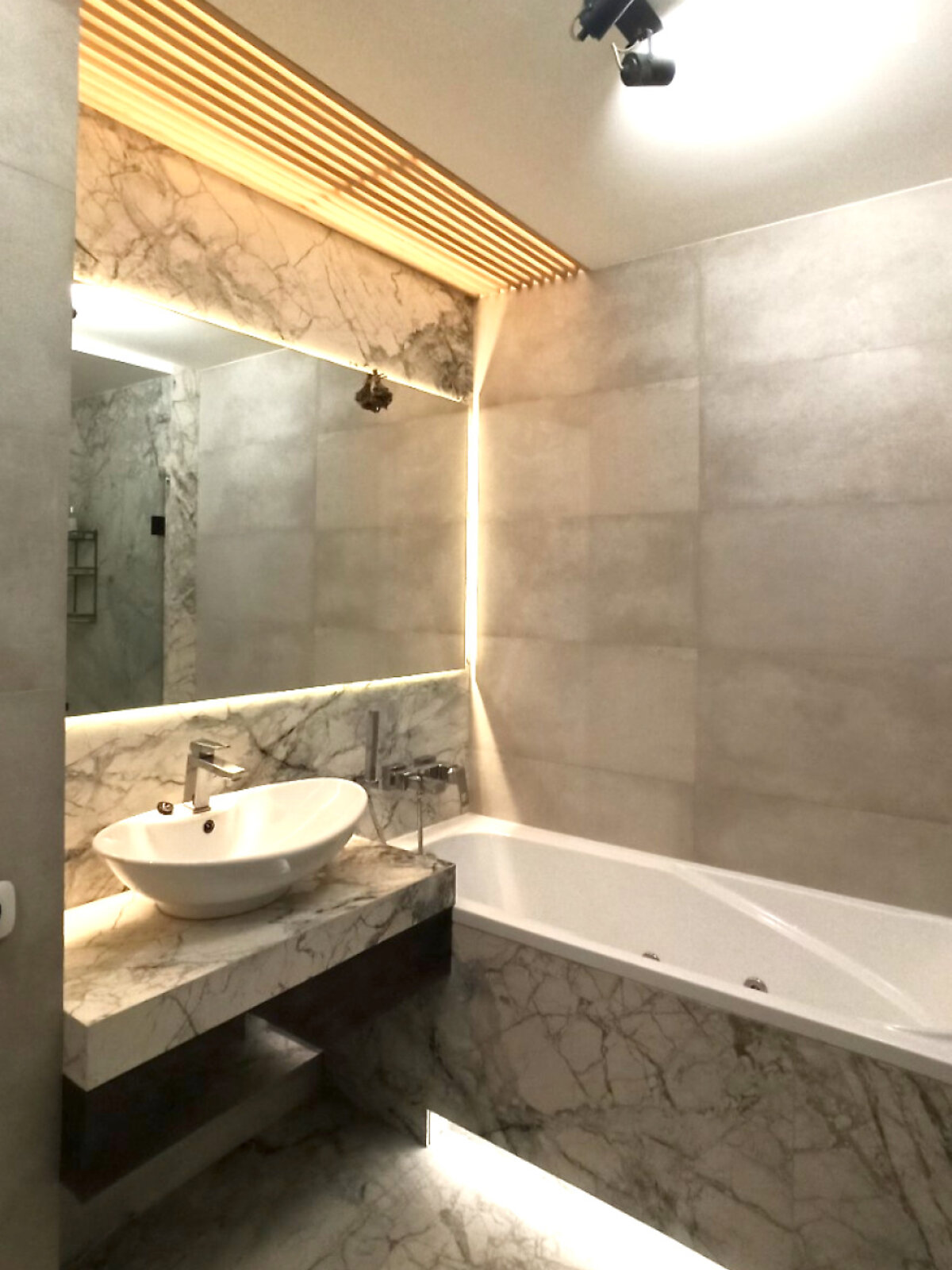 Продаж трикімнатної квартири в Києві, на вул. Богдана Хмельницького 39, район Центр фото 1