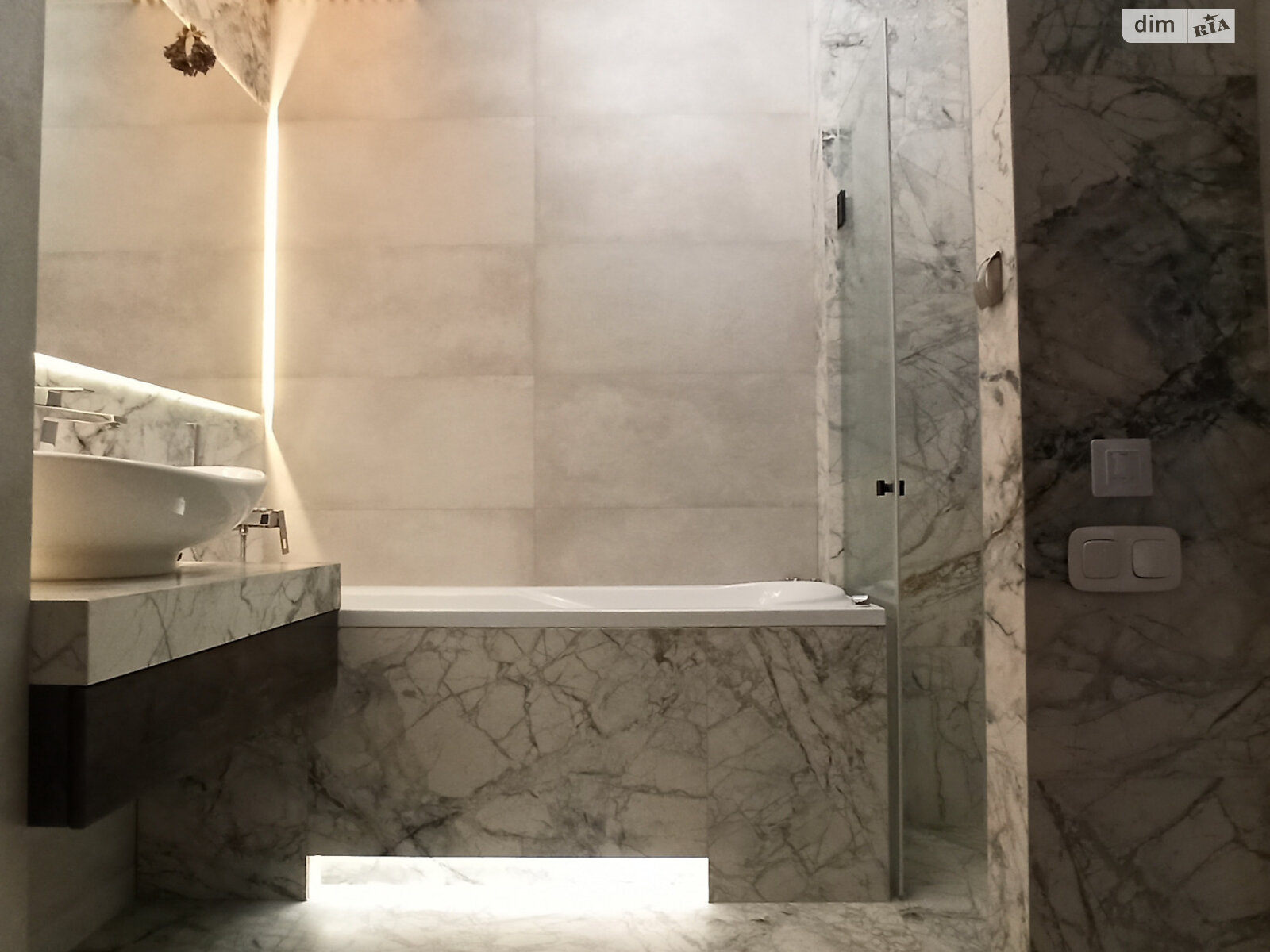 Продаж трикімнатної квартири в Києві, на вул. Богдана Хмельницького 39, район Центр фото 1