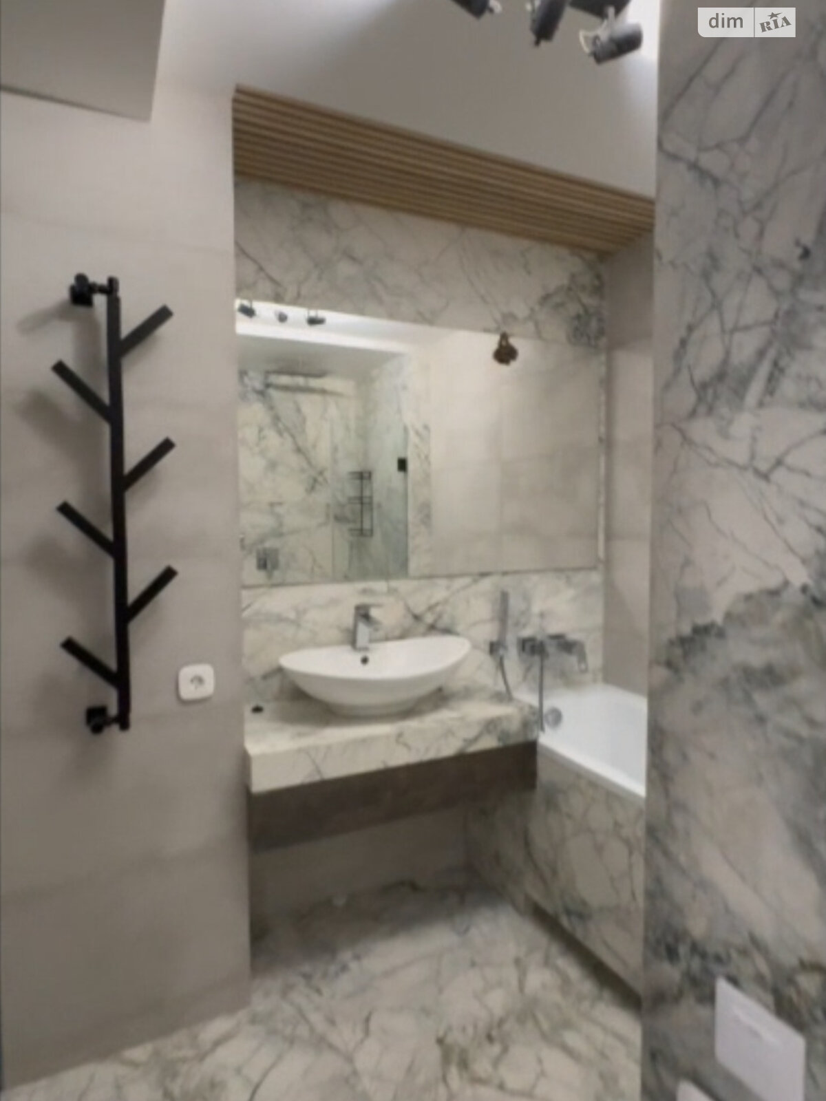 Продаж трикімнатної квартири в Києві, на вул. Богдана Хмельницького 39, район Центр фото 1