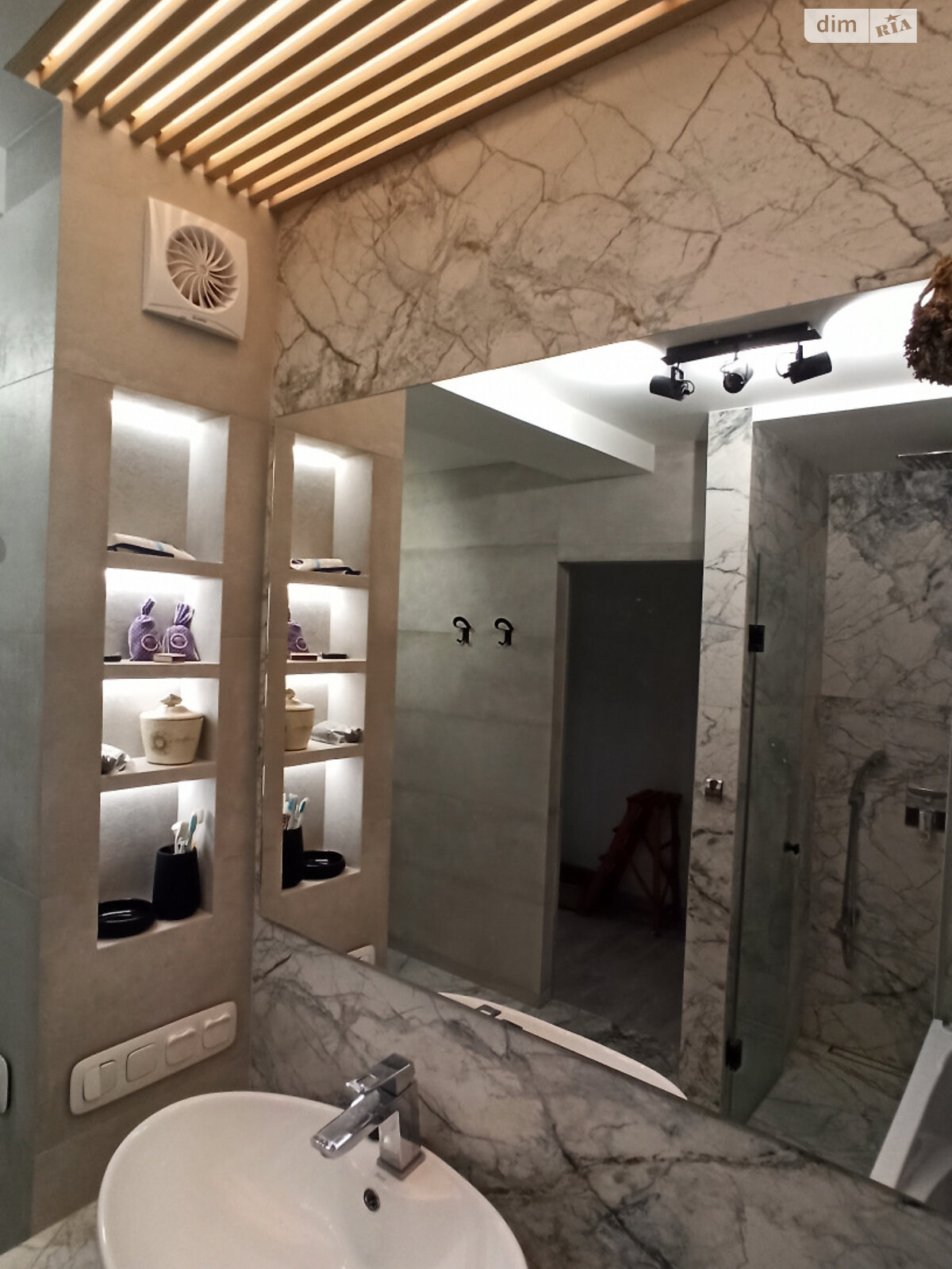 Продаж трикімнатної квартири в Києві, на вул. Богдана Хмельницького 39, район Центр фото 1