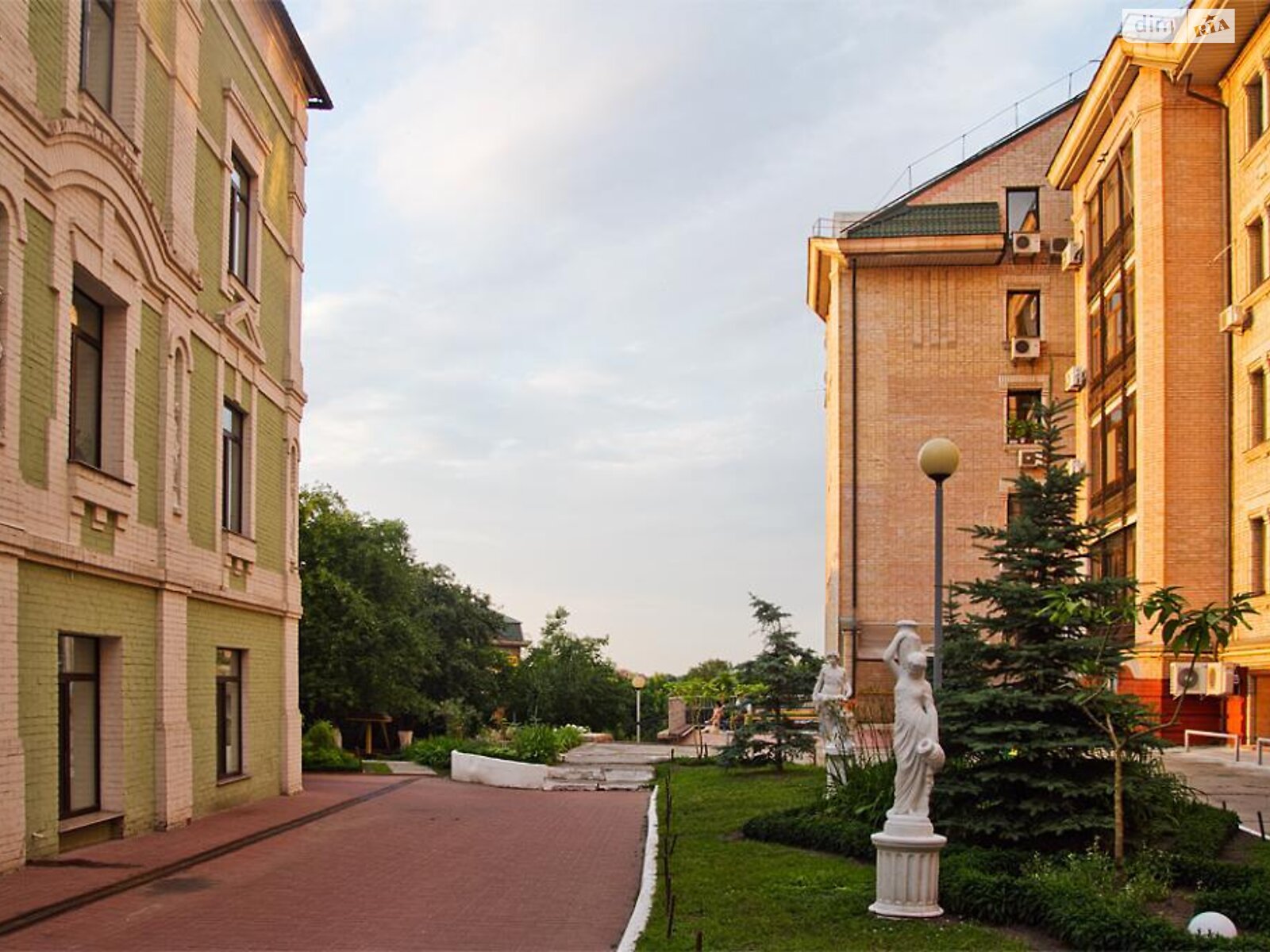 Продаж трикімнатної квартири в Києві, на пров. Варязький 14, район Центр фото 1 Продаж трикімнатної квартири в Києві, на пров. Варязький 14, район Центр фото 1