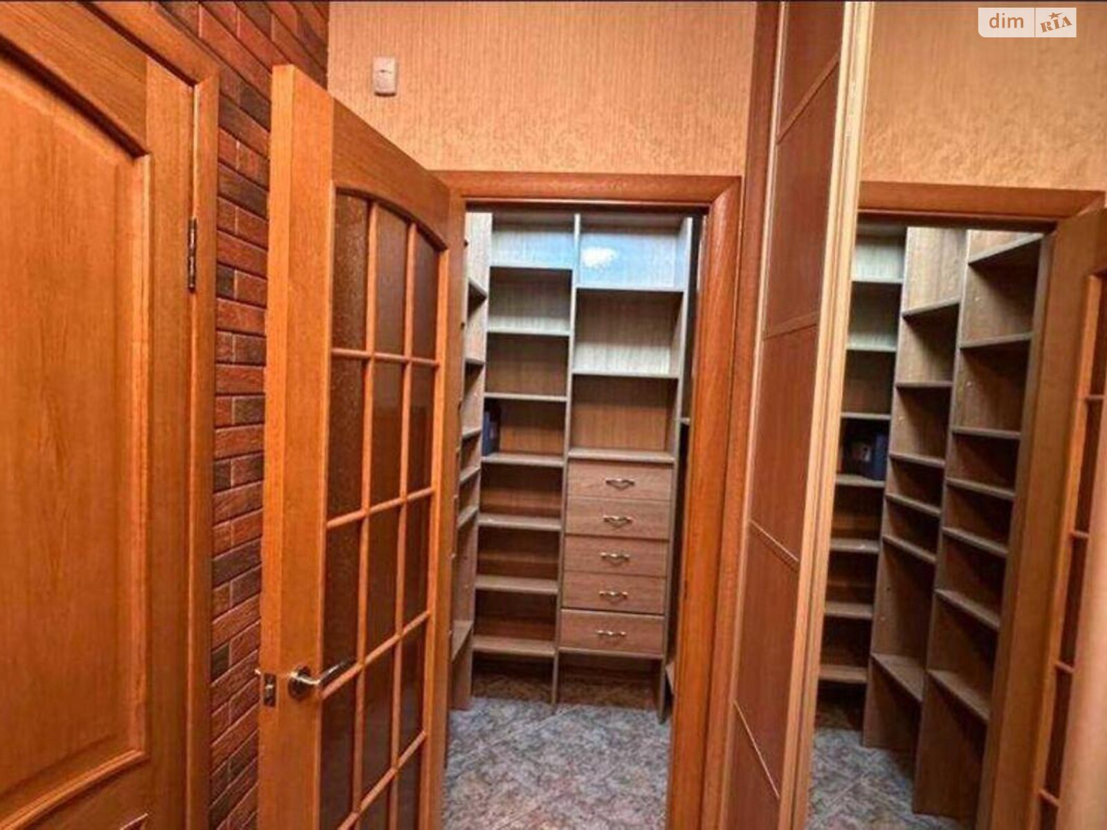 Продажа двухкомнатной квартиры в Киеве, на ул. Вышгородская, район Ветряные Горы фото 1 Продажа двухкомнатной квартиры в Киеве, на ул. Вышгородская, район Ветряные Горы фото 1