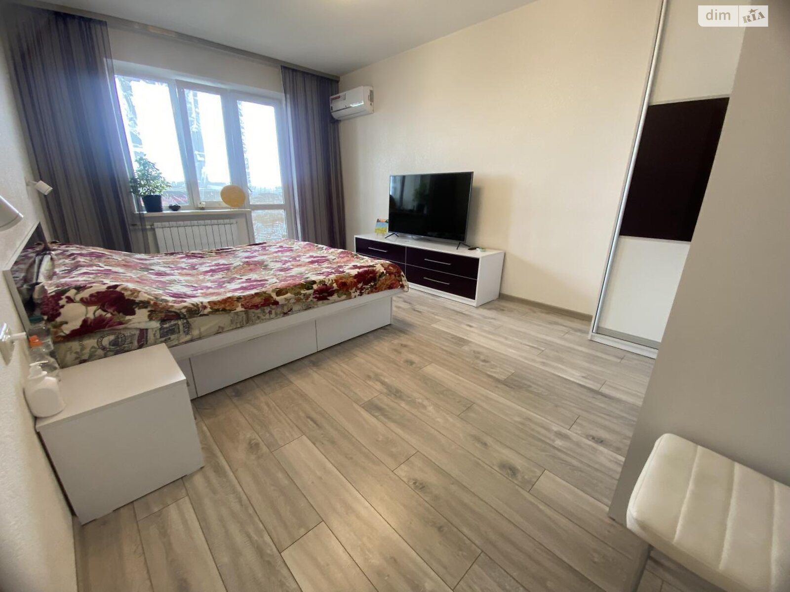 Продаж трикімнатної квартири в Києві, на просп. Свободи 2В, район Виноградар фото 1