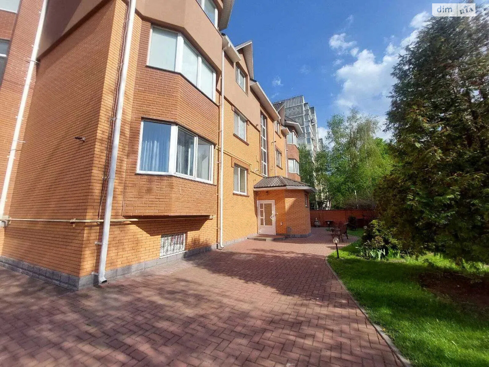 Продажа четырехкомнатной квартиры в Кременчуге, на ул. Алитуская (Жадова Ген.), район Центр фото 1 Продажа четырехкомнатной квартиры в Кременчуге, на ул. Алитуская (Жадова Ген.), район Центр фото 1