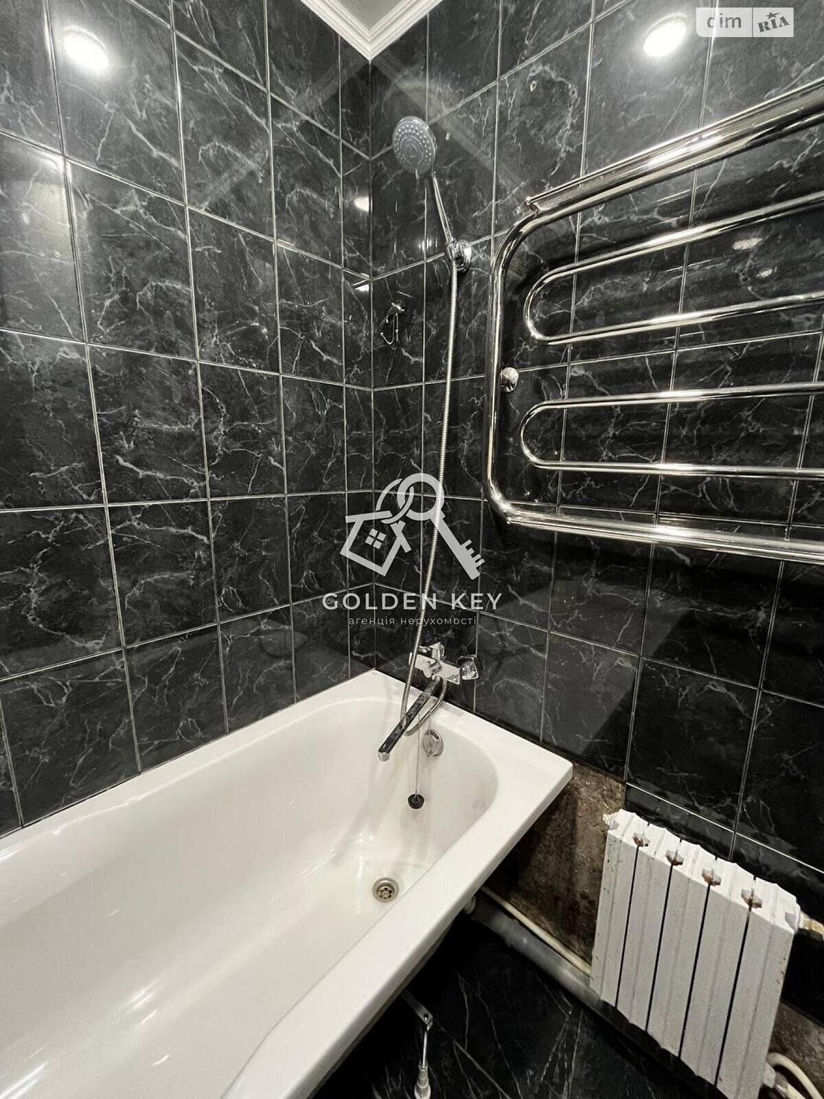 Продажа трехкомнатной квартиры в Кривом Роге, на ул. Вадима Гурова 25, район Металлургический фото 1
