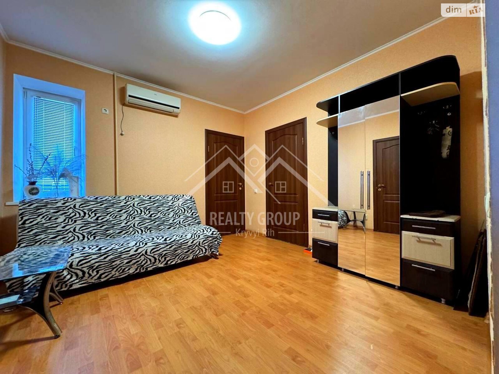 Продажа четырехкомнатной квартиры в Кривом Роге, на ул. 5-й Заречный микрорайон, район Покровский фото 1 Продажа четырехкомнатной квартиры в Кривом Роге, на ул. 5-й Заречный микрорайон, район Покровский фото 1