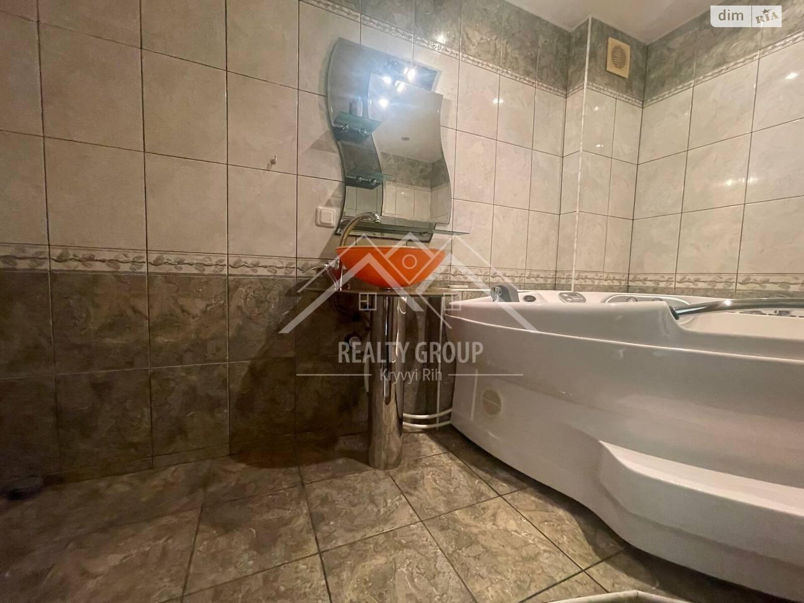 Продажа трехкомнатной квартиры в Кривом Роге, на бул. Миколи Вороного 9, район Покровский фото 1