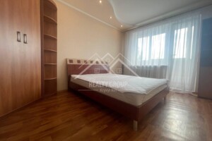 Продажа трехкомнатной квартиры в Кривом Роге, на бул. Миколи Вороного 9, район Покровский фото 2