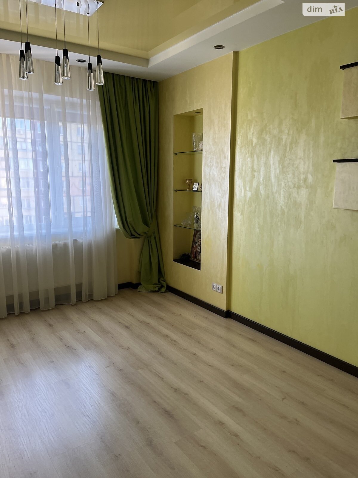 Продажа трехкомнатной квартиры в Кривом Роге, на мкр. Солнечный, район Саксаганский фото 1