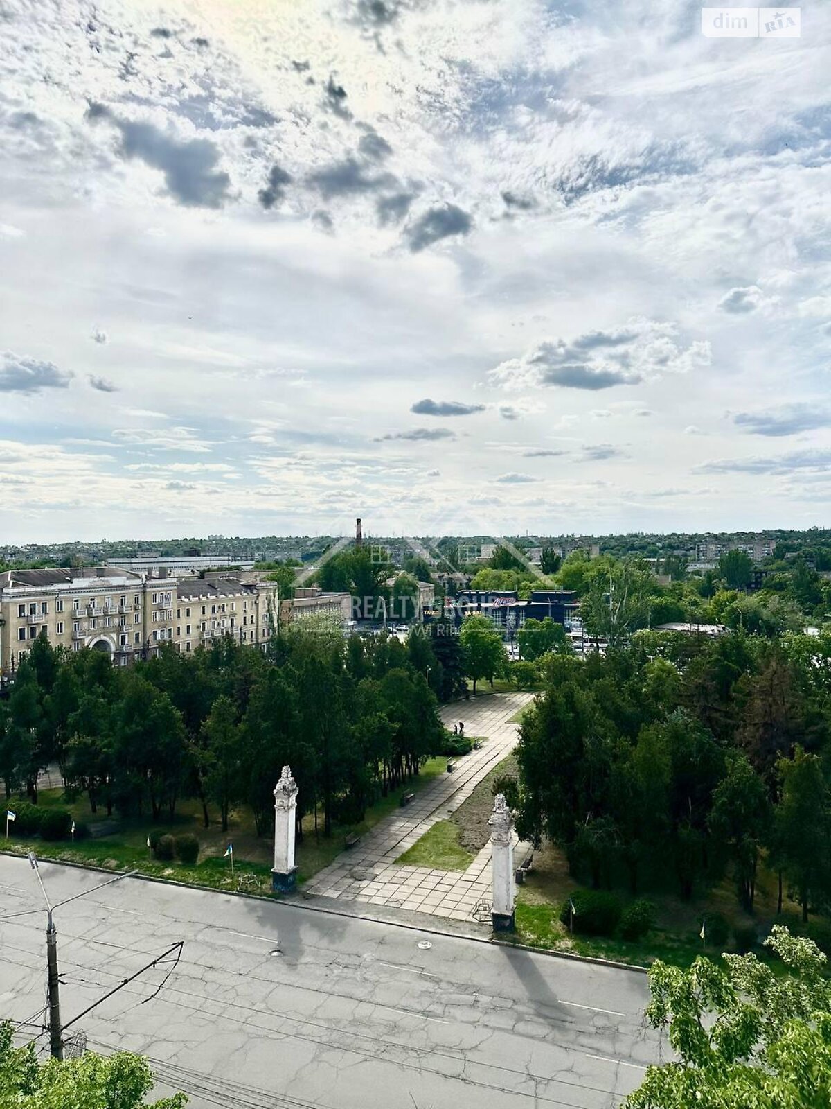 Продажа трехкомнатной квартиры в Кривом Роге, на просп. Поштовый, район Центрально-Городской фото 1 Продажа трехкомнатной квартиры в Кривом Роге, на просп. Поштовый, район Центрально-Городской фото 1