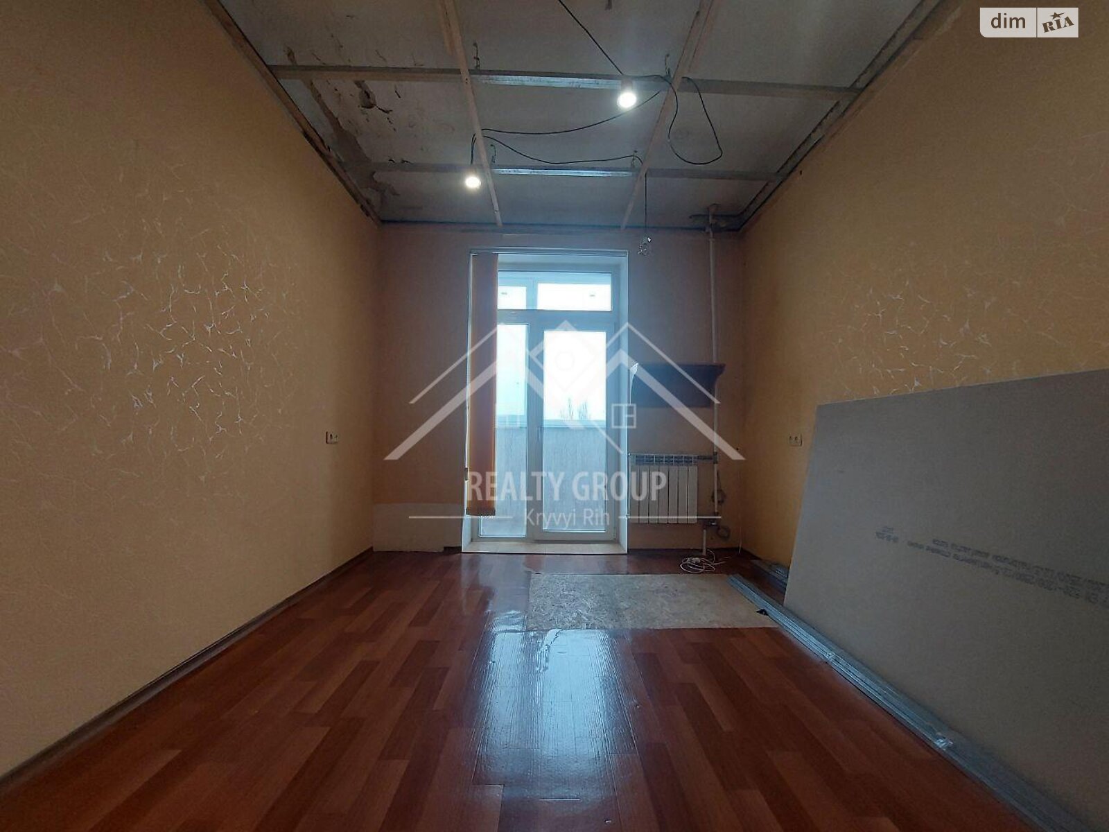 Продажа трехкомнатной квартиры в Кривом Роге, на просп. Поштовый, район Центрально-Городской фото 1 Продажа трехкомнатной квартиры в Кривом Роге, на просп. Поштовый, район Центрально-Городской фото 1