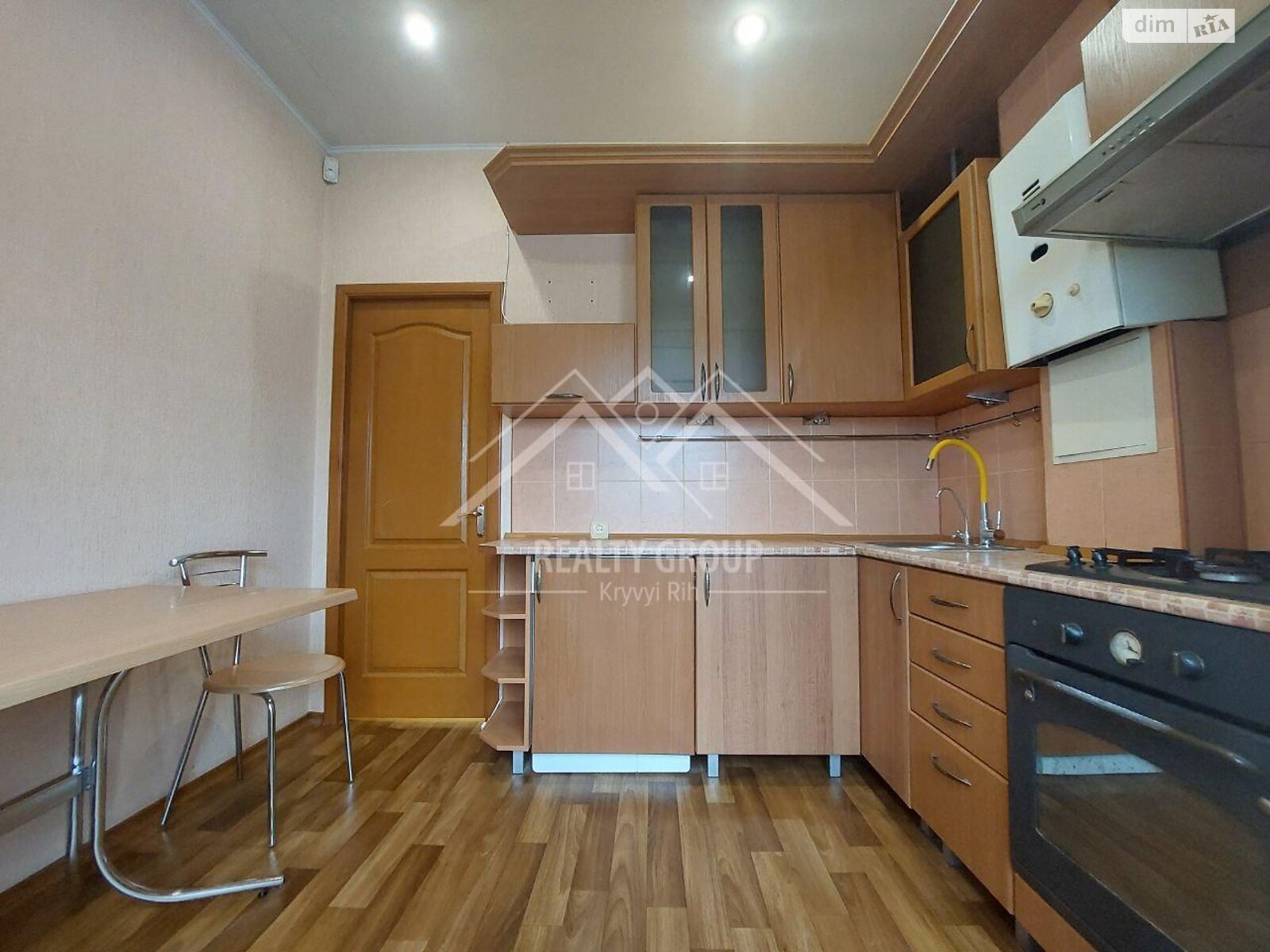 Продажа трехкомнатной квартиры в Кривом Роге, на просп. Поштовый, район Центрально-Городской фото 1 Продажа трехкомнатной квартиры в Кривом Роге, на просп. Поштовый, район Центрально-Городской фото 1