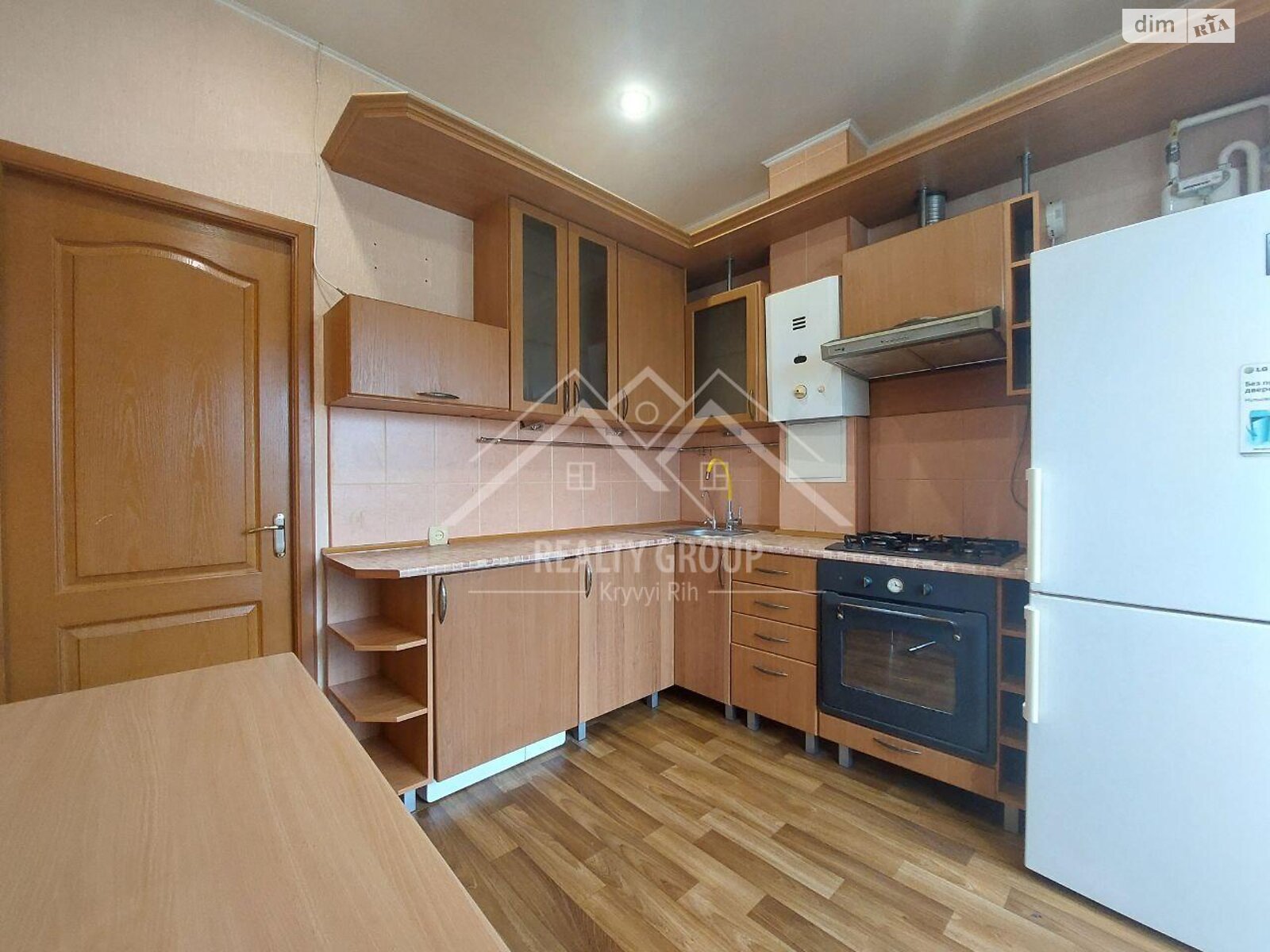 Продажа трехкомнатной квартиры в Кривом Роге, на просп. Поштовый, район Центрально-Городской фото 1 Продажа трехкомнатной квартиры в Кривом Роге, на просп. Поштовый, район Центрально-Городской фото 1