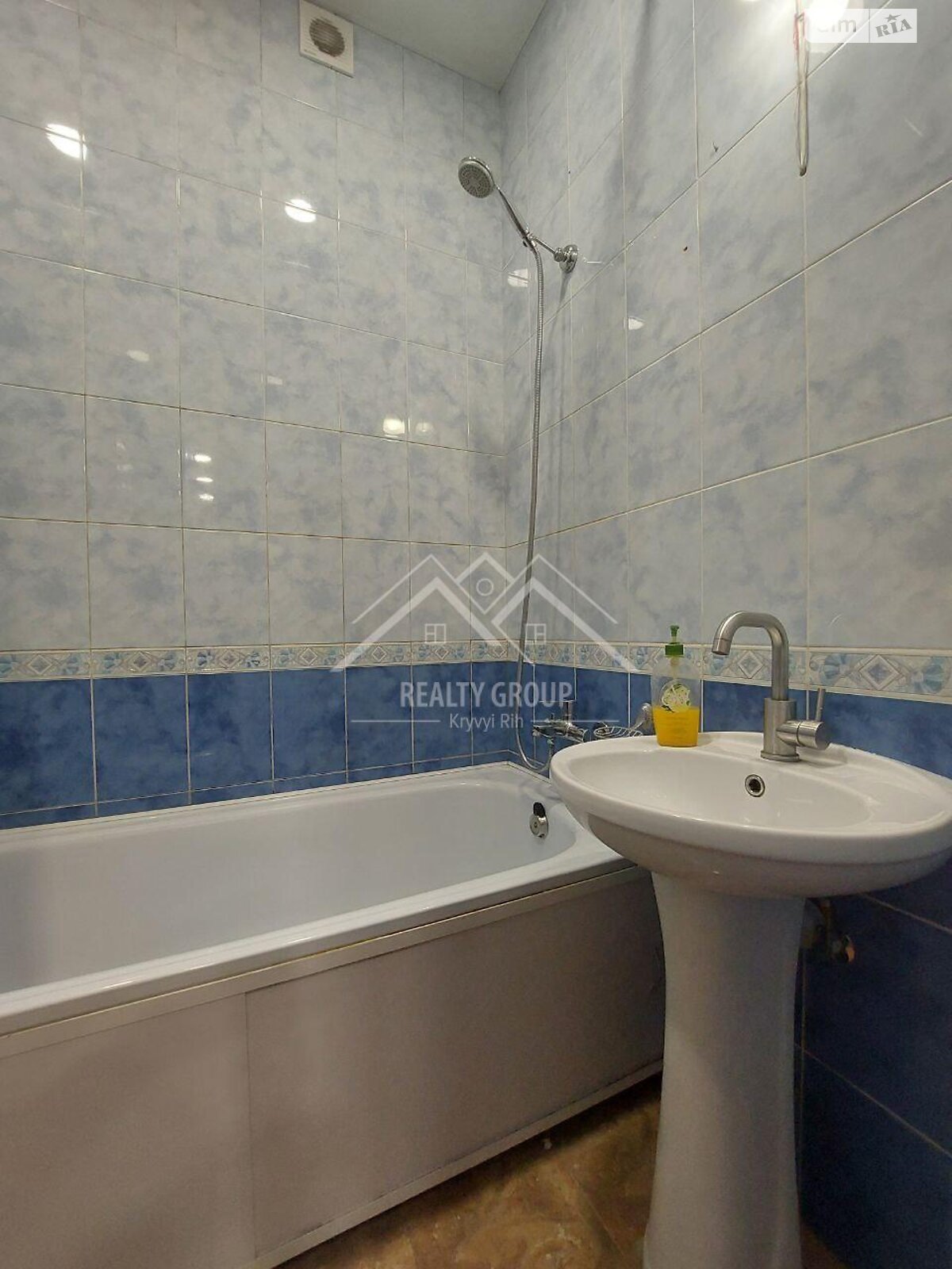 Продажа трехкомнатной квартиры в Кривом Роге, на просп. Поштовый, район Центрально-Городской фото 1 Продажа трехкомнатной квартиры в Кривом Роге, на просп. Поштовый, район Центрально-Городской фото 1