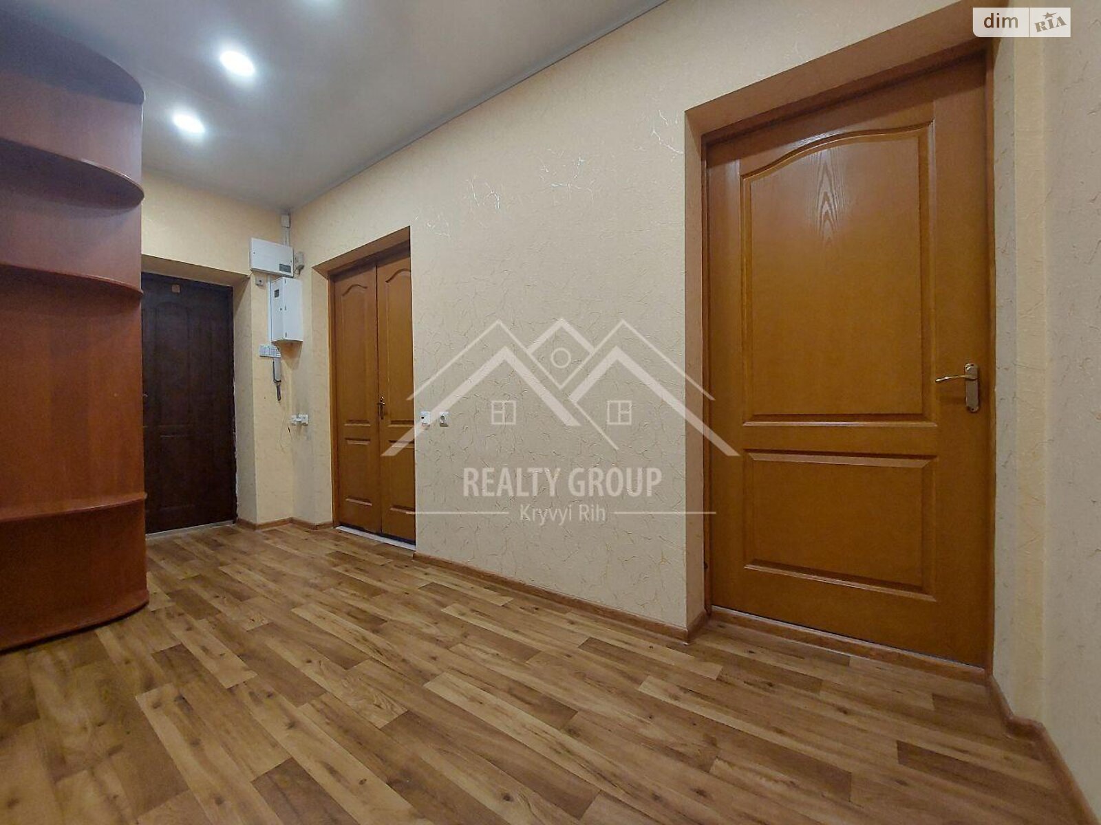 Продажа трехкомнатной квартиры в Кривом Роге, на просп. Поштовый, район Центрально-Городской фото 1 Продажа трехкомнатной квартиры в Кривом Роге, на просп. Поштовый, район Центрально-Городской фото 1