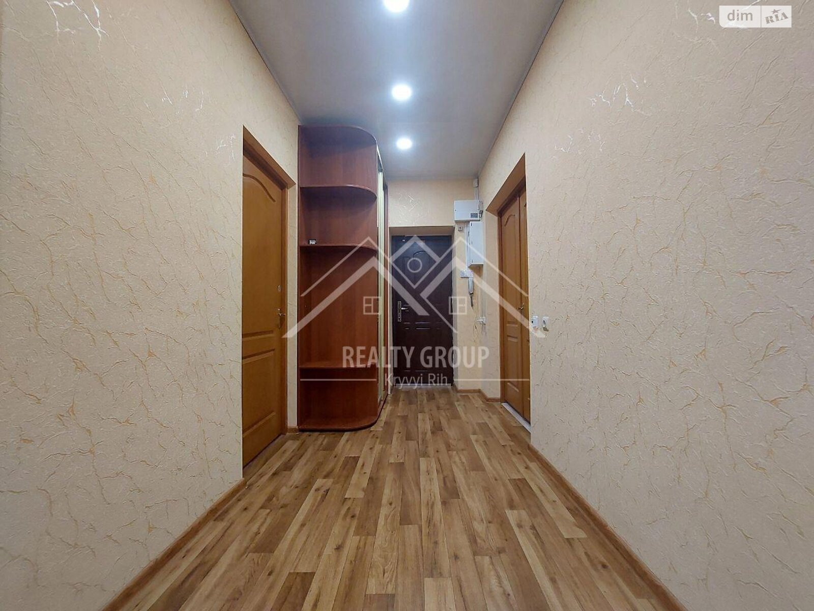 Продажа трехкомнатной квартиры в Кривом Роге, на просп. Поштовый, район Центрально-Городской фото 1 Продажа трехкомнатной квартиры в Кривом Роге, на просп. Поштовый, район Центрально-Городской фото 1