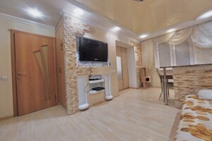 Продажа трехкомнатной квартиры в Кривом Роге, на ул. Свято-Николаевская 18А, район Центрально-Городской фото 2