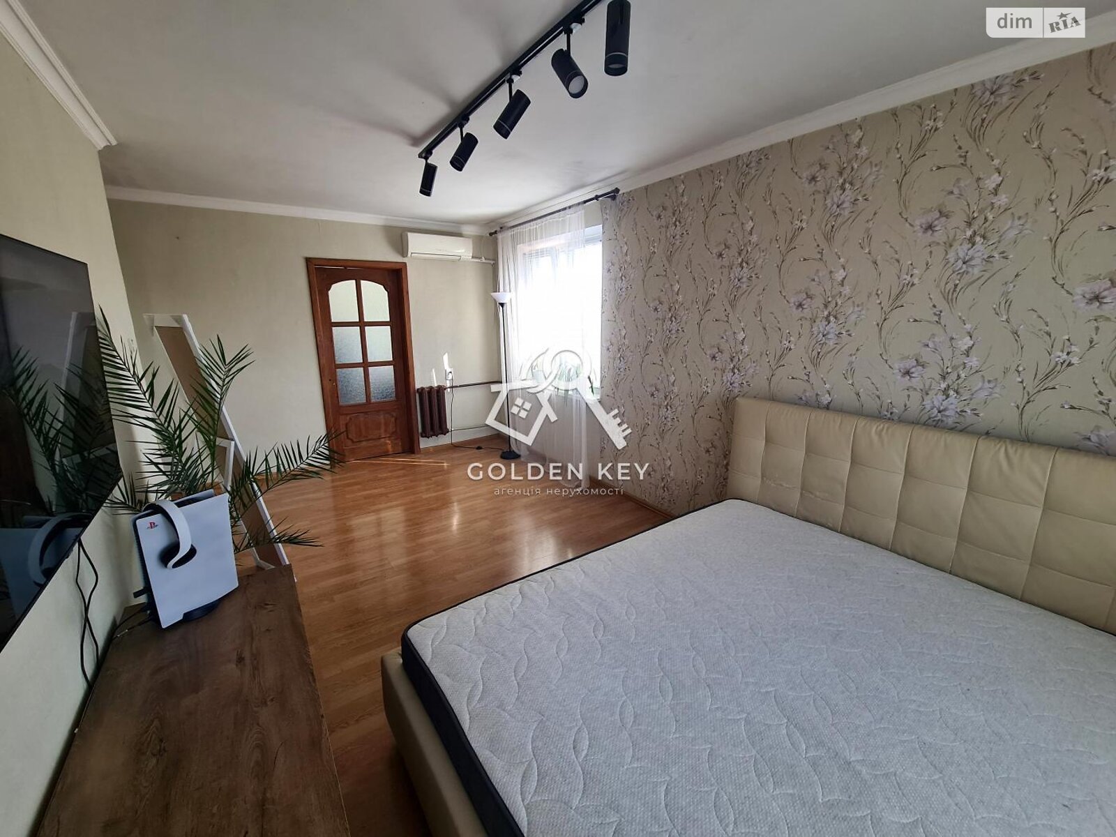 Продаж трикімнатної квартири в Кривому Розі, на вул. Свято-Миколаївська 10, район Центрально-Міський фото 1 Продаж трикімнатної квартири в Кривому Розі, на вул. Свято-Миколаївська 10, район Центрально-Міський фото 1