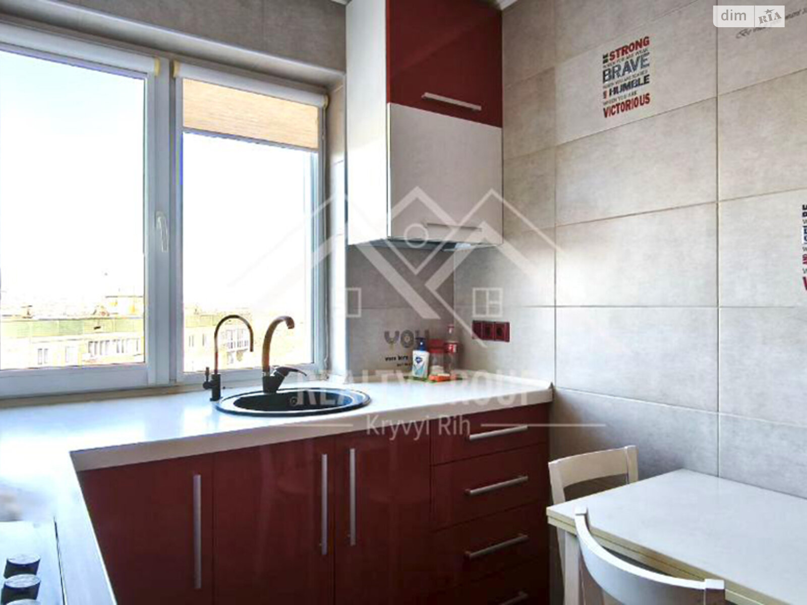 Продажа трехкомнатной квартиры в Кривом Роге, на ул. Украинская 1, район Центрально-Городской фото 1