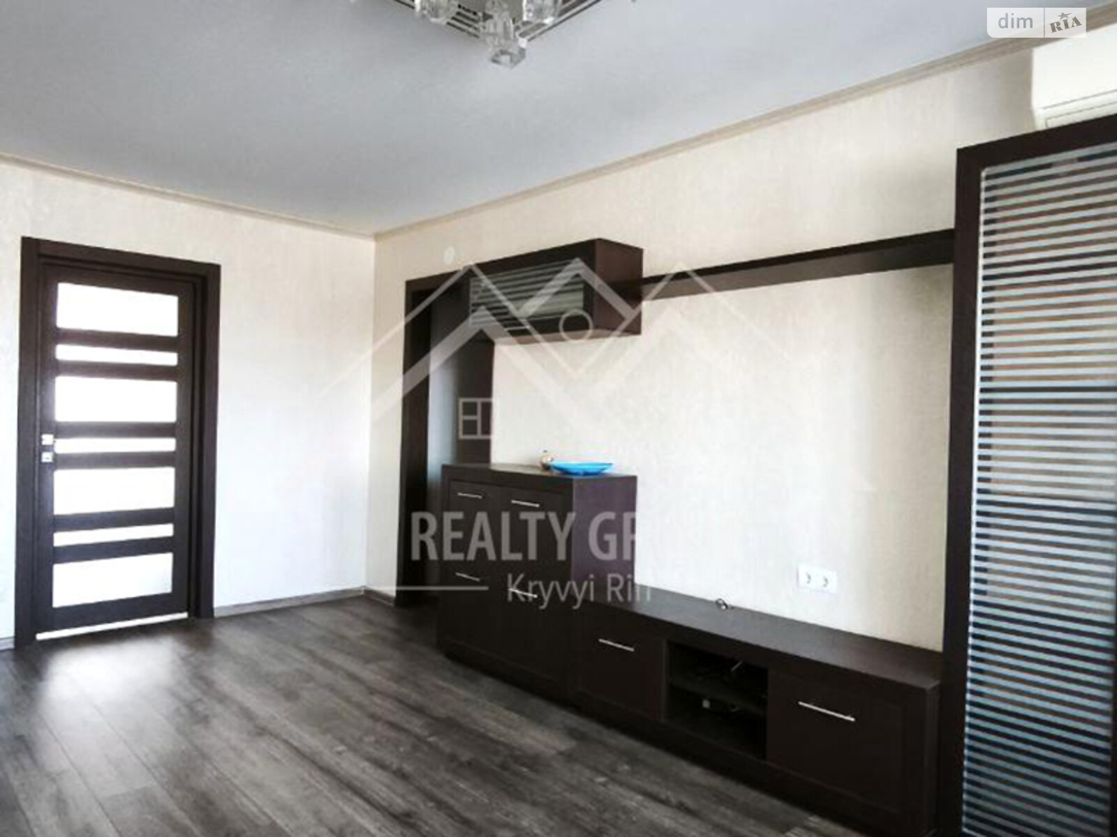 Продажа трехкомнатной квартиры в Кривом Роге, на ул. Украинская 1, район Центрально-Городской фото 1