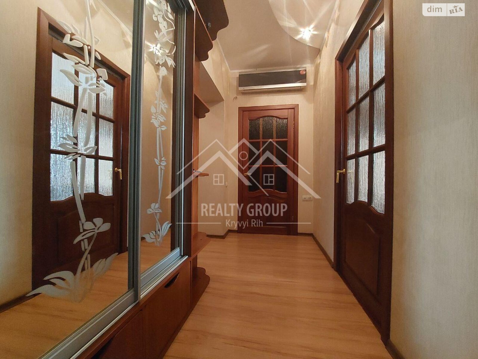 Продаж трикімнатної квартири в Кривому Розі, на вул. Ньютона, район Центрально-Міський фото 1 Продаж трикімнатної квартири в Кривому Розі, на вул. Ньютона, район Центрально-Міський фото 1