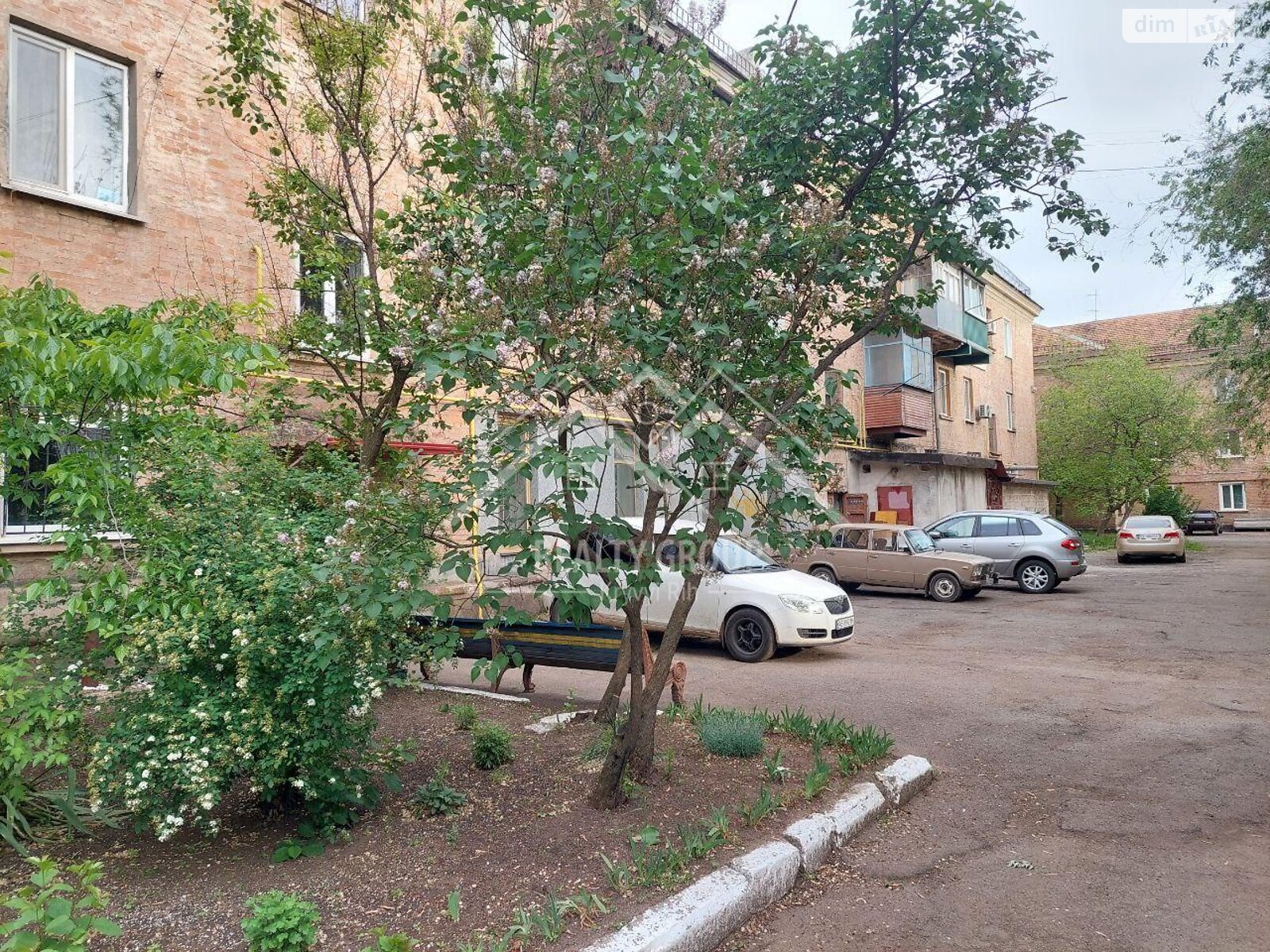 Продаж трикімнатної квартири в Кривому Розі, на вул. Ньютона, район Центрально-Міський фото 1 Продаж трикімнатної квартири в Кривому Розі, на вул. Ньютона, район Центрально-Міський фото 1