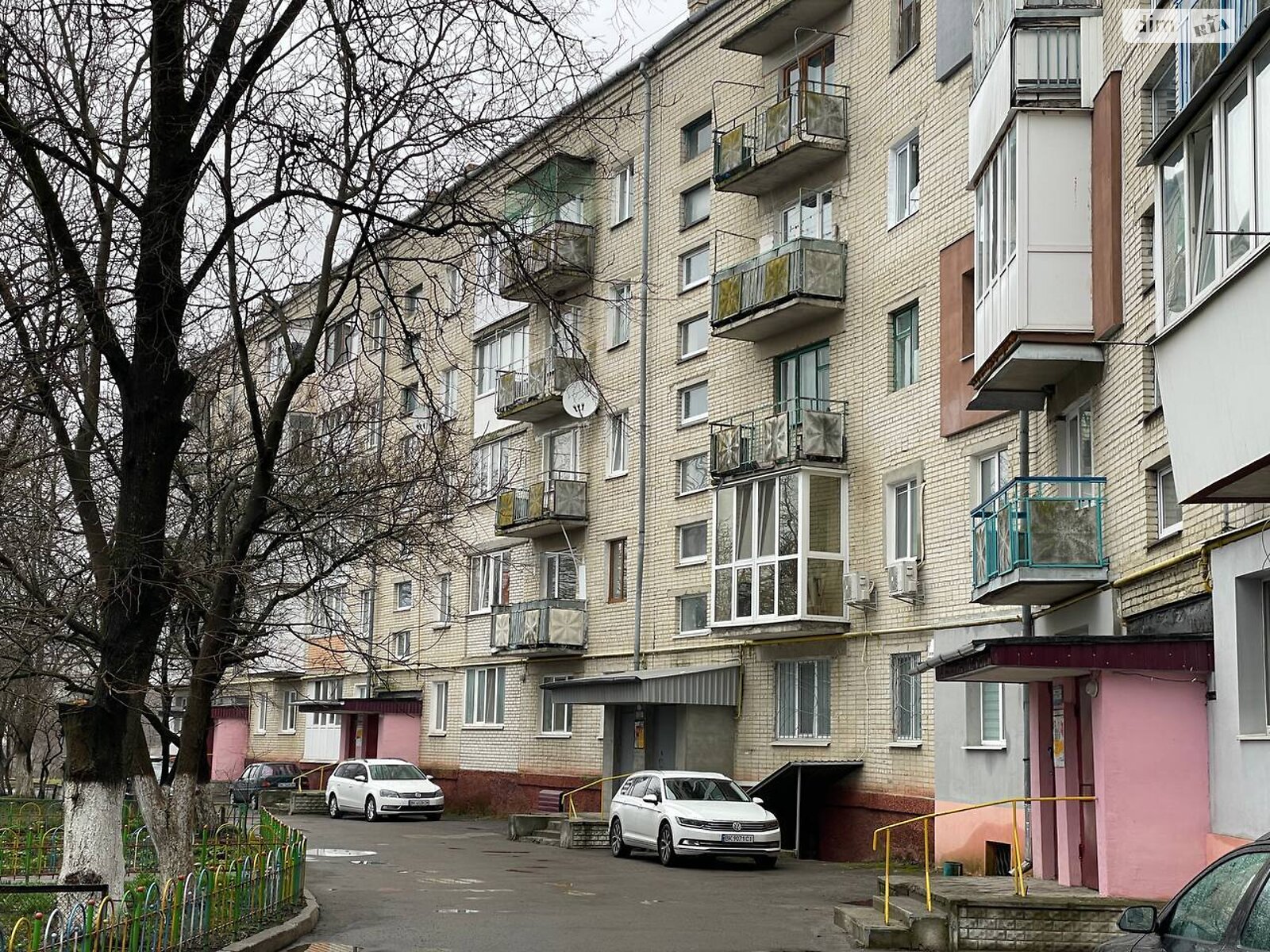Продаж трикімнатної квартири в Квасилові, на вул. Молодіжна, фото 1