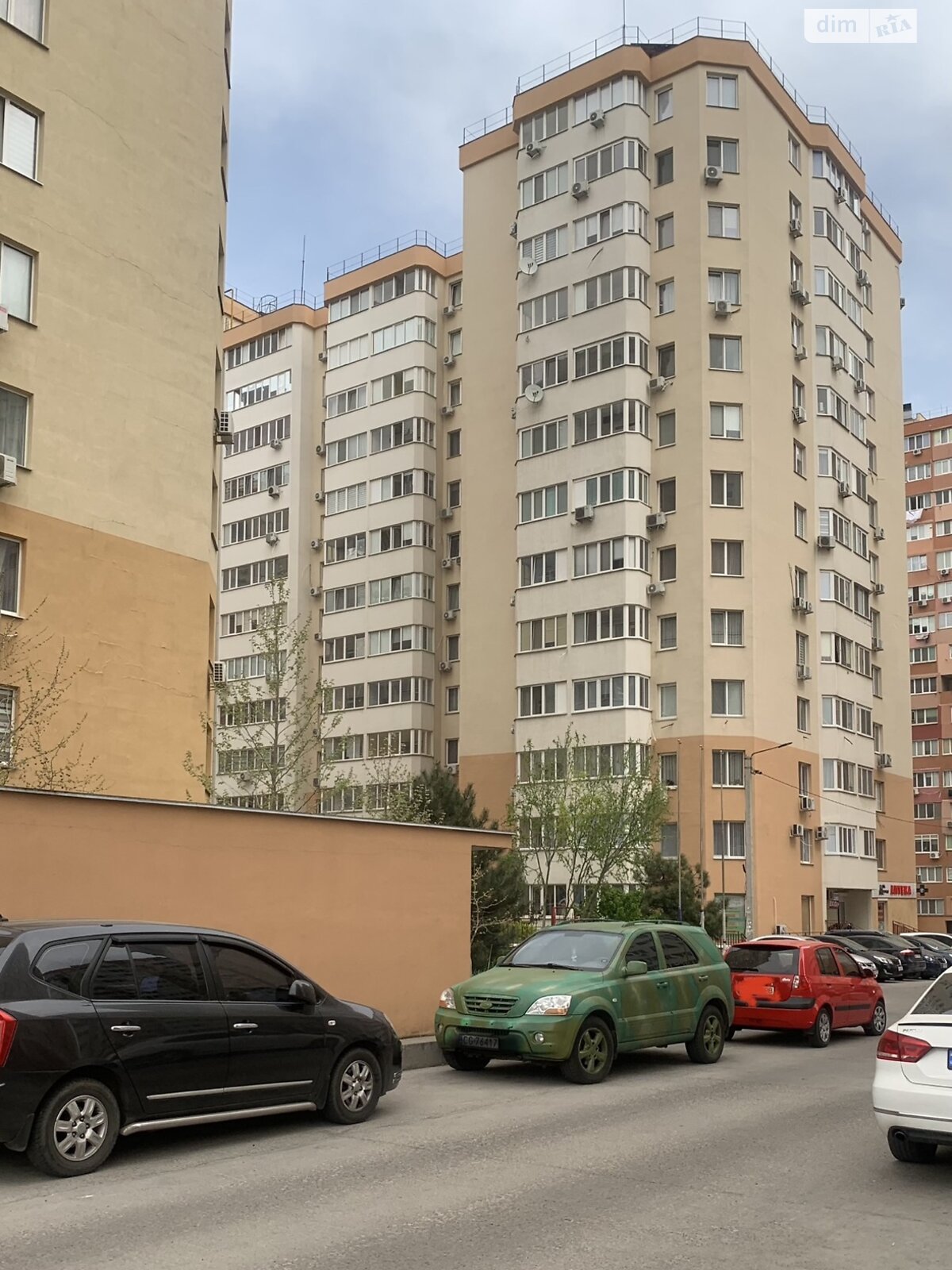 Продажа трехкомнатной квартиры в Лиманке, на мас. Радужный, фото 1 Продажа трехкомнатной квартиры в Лиманке, на мас. Радужный, фото 1