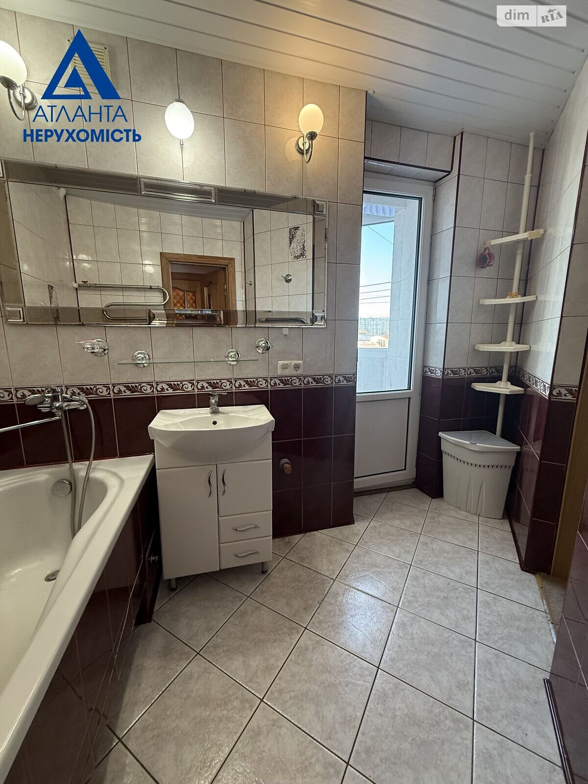 Продажа четырехкомнатной квартиры в Луцке, на ул. Кравчука 38, район 40 микрорайон фото 1 Продажа четырехкомнатной квартиры в Луцке, на ул. Кравчука 38, район 40 микрорайон фото 1