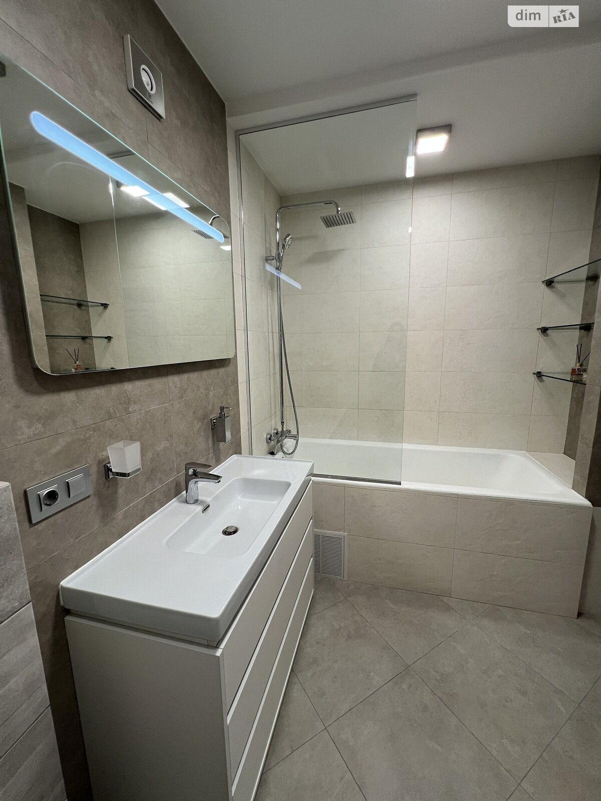 Продажа трехкомнатной квартиры в Луцке, на ул. Дубновская 15, район Центр фото 1 Продажа трехкомнатной квартиры в Луцке, на ул. Дубновская 15, район Центр фото 1