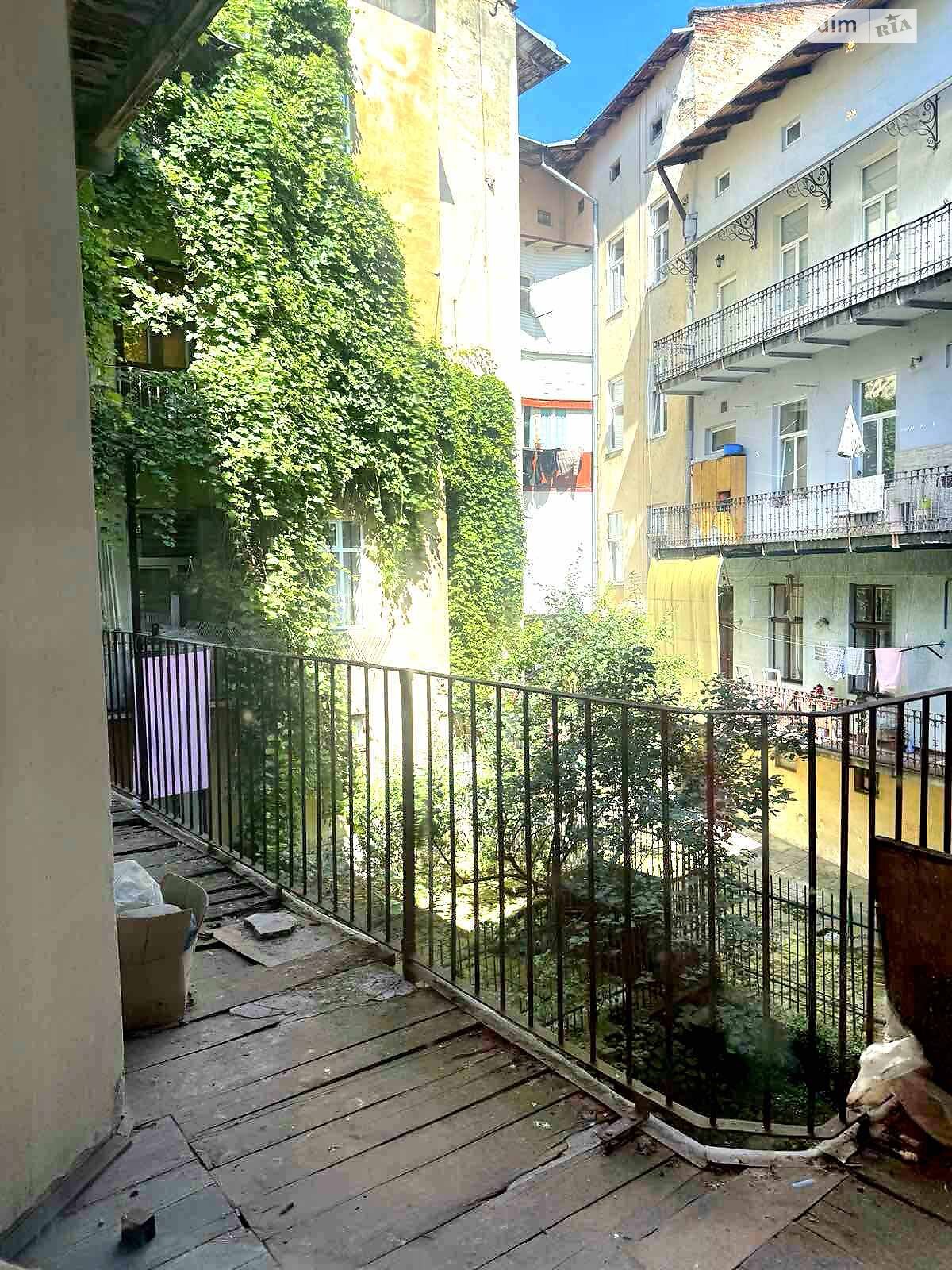 Продаж трикімнатної квартири в Львові, на вул. Верхратського 3, район Личаків фото 1 Продаж трикімнатної квартири в Львові, на вул. Верхратського 3, район Личаків фото 1