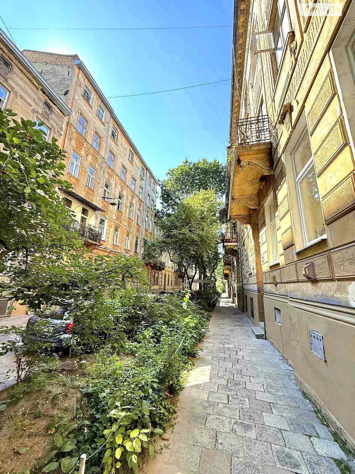 Продаж трикімнатної квартири в Львові, на вул. Верхратського 3, район Личаків фото 1 Продаж трикімнатної квартири в Львові, на вул. Верхратського 3, район Личаків фото 1