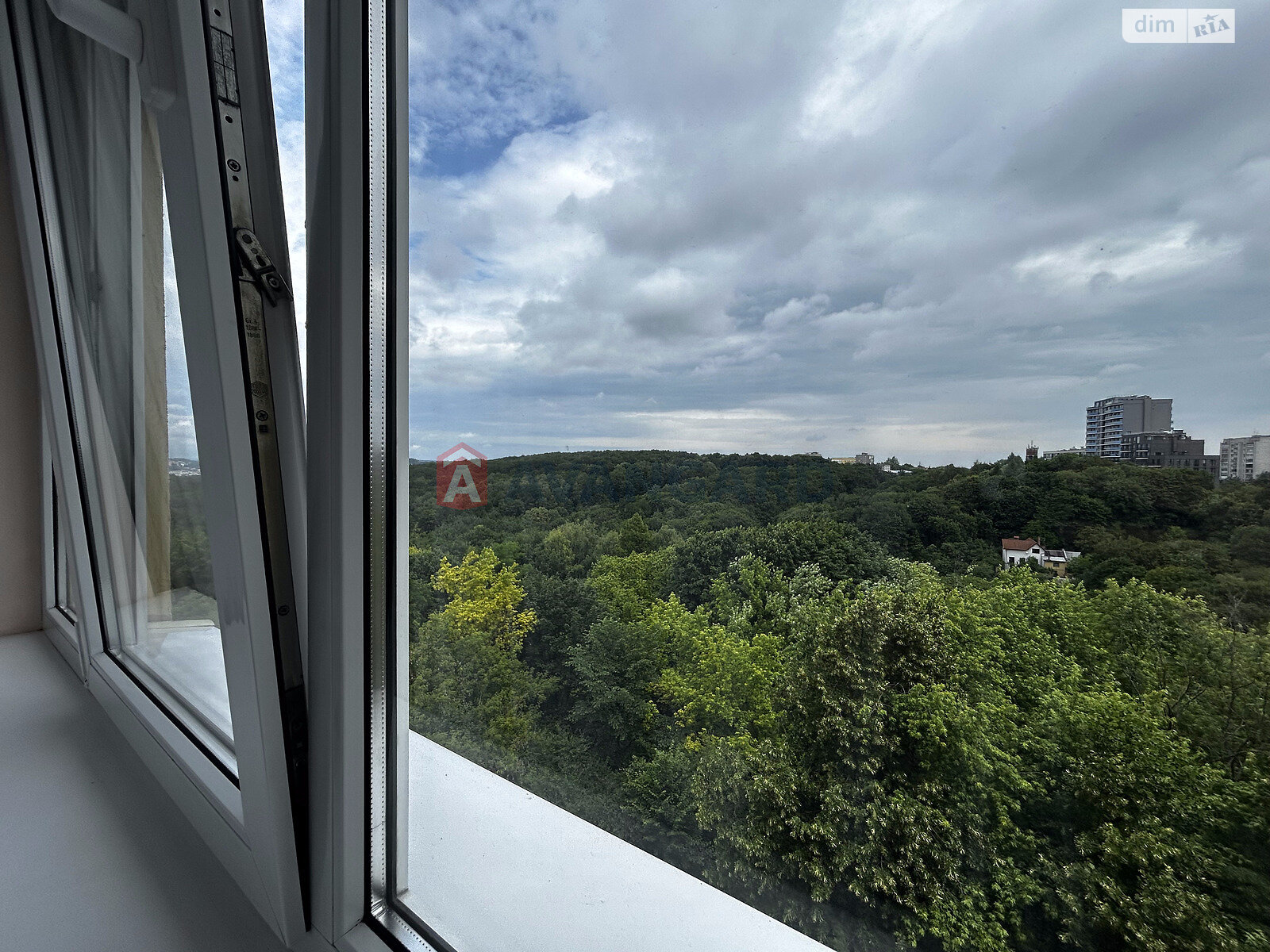 Продажа трехкомнатной квартиры в Львове, на ул. Шафарика 8, район Лычаковский фото 1