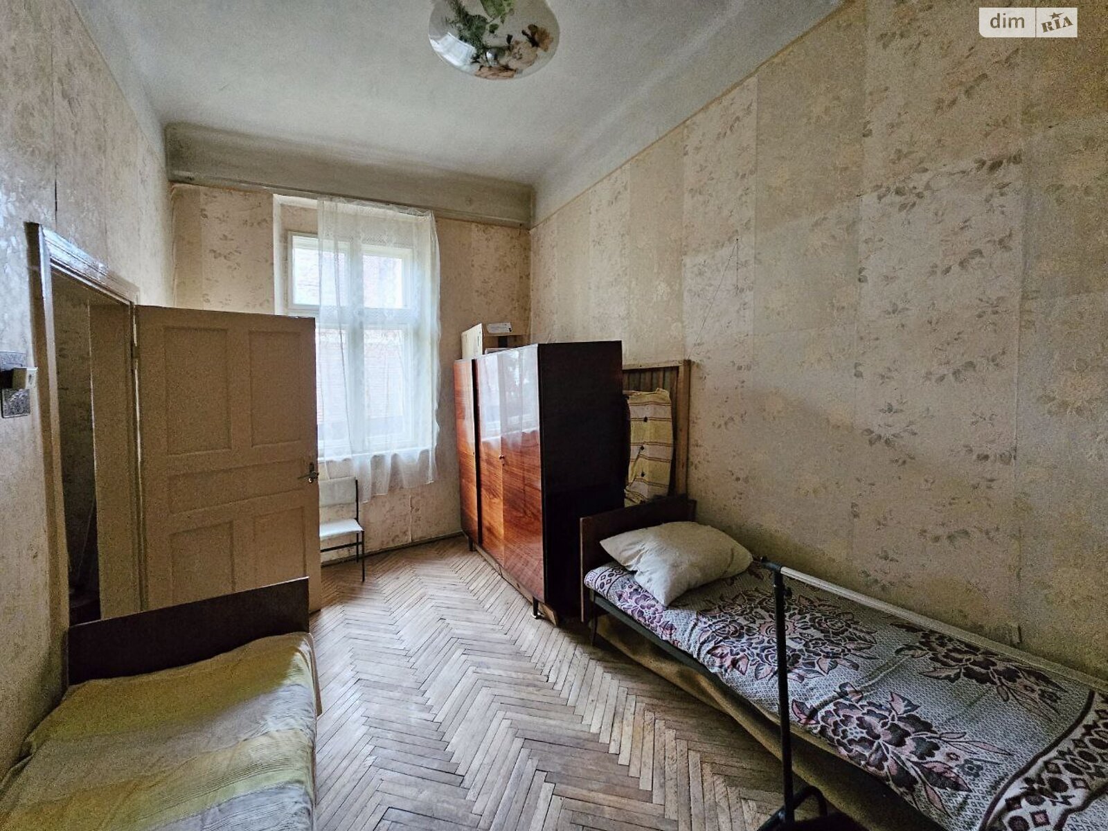 Продажа трехкомнатной квартиры в Львове, на пл. Даниила Галицкого 6, район Площадь Рынок фото 1 Продажа трехкомнатной квартиры в Львове, на пл. Даниила Галицкого 6, район Площадь Рынок фото 1
