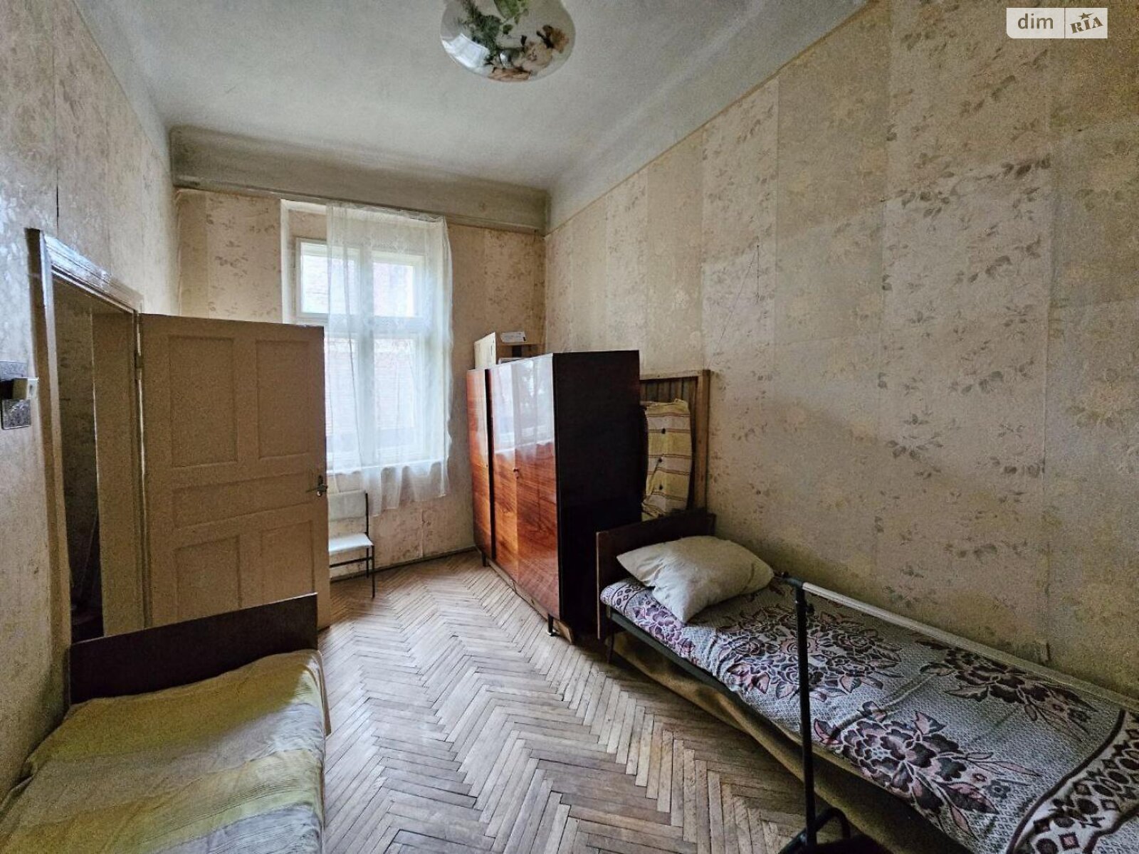 Продажа трехкомнатной квартиры в Львове, на пл. Даниила Галицкого 6, район Площадь Рынок фото 1 Продажа трехкомнатной квартиры в Львове, на пл. Даниила Галицкого 6, район Площадь Рынок фото 1