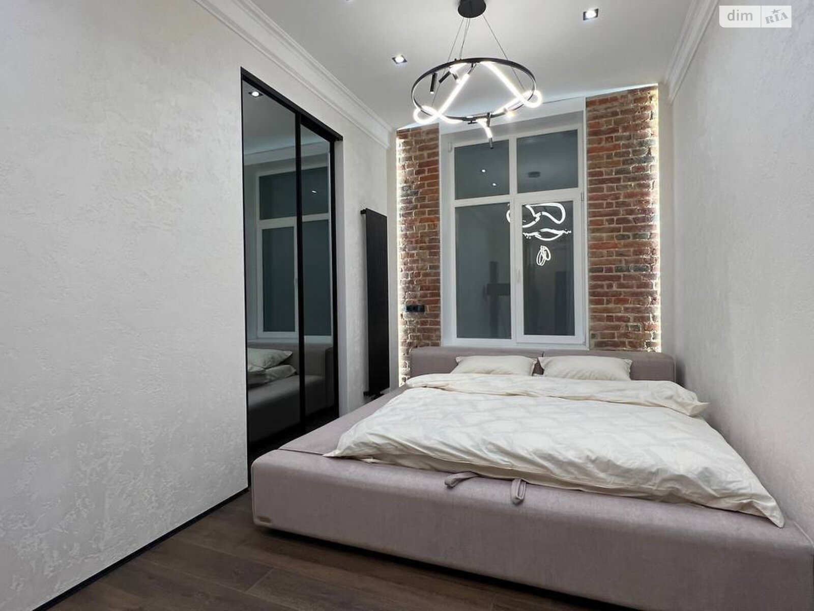 Продаж двокімнатної квартири в Львові, на пл. Ринок 5, район Площа Ринок фото 1