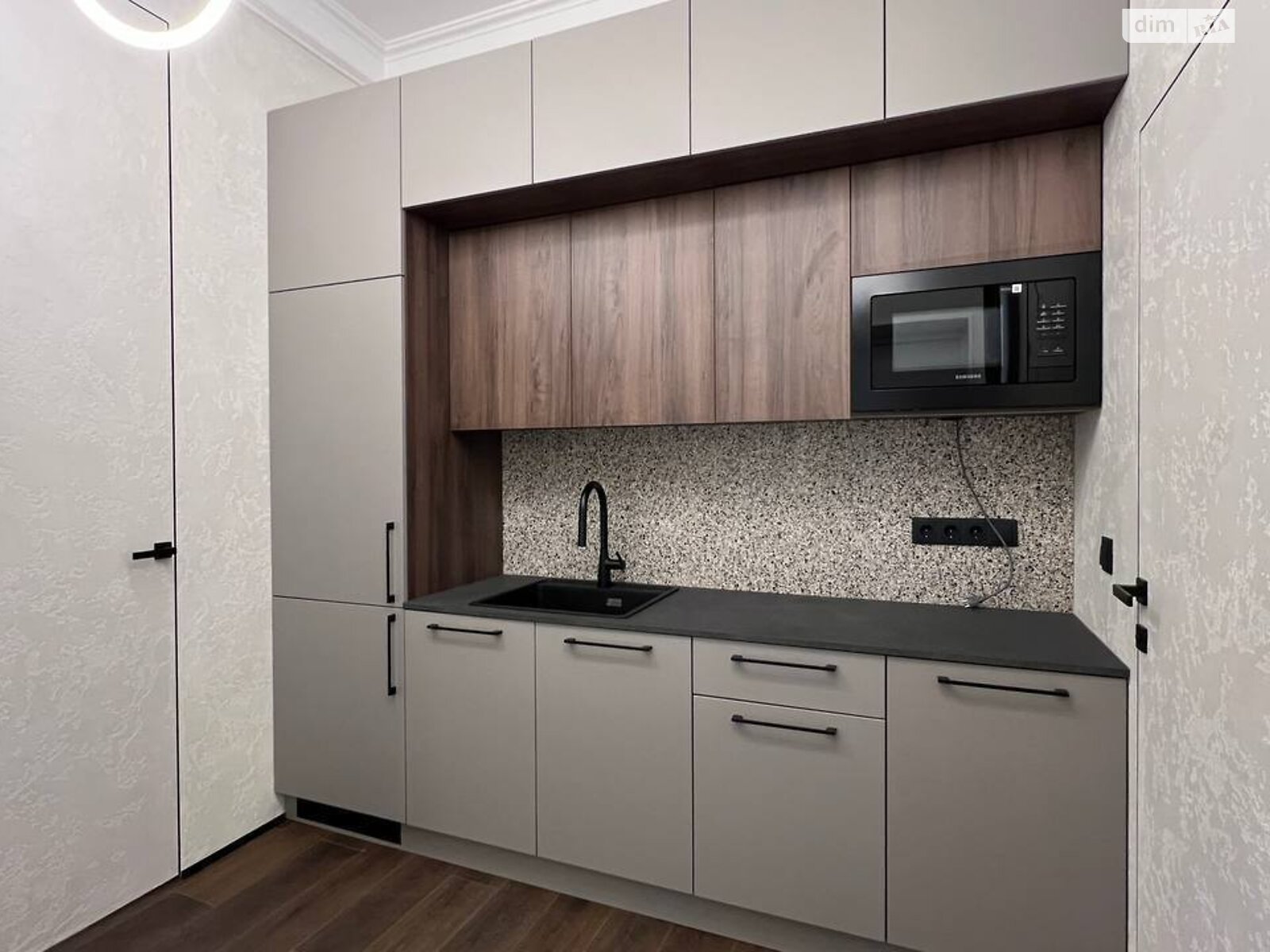 Продаж двокімнатної квартири в Львові, на пл. Ринок 5, район Площа Ринок фото 1