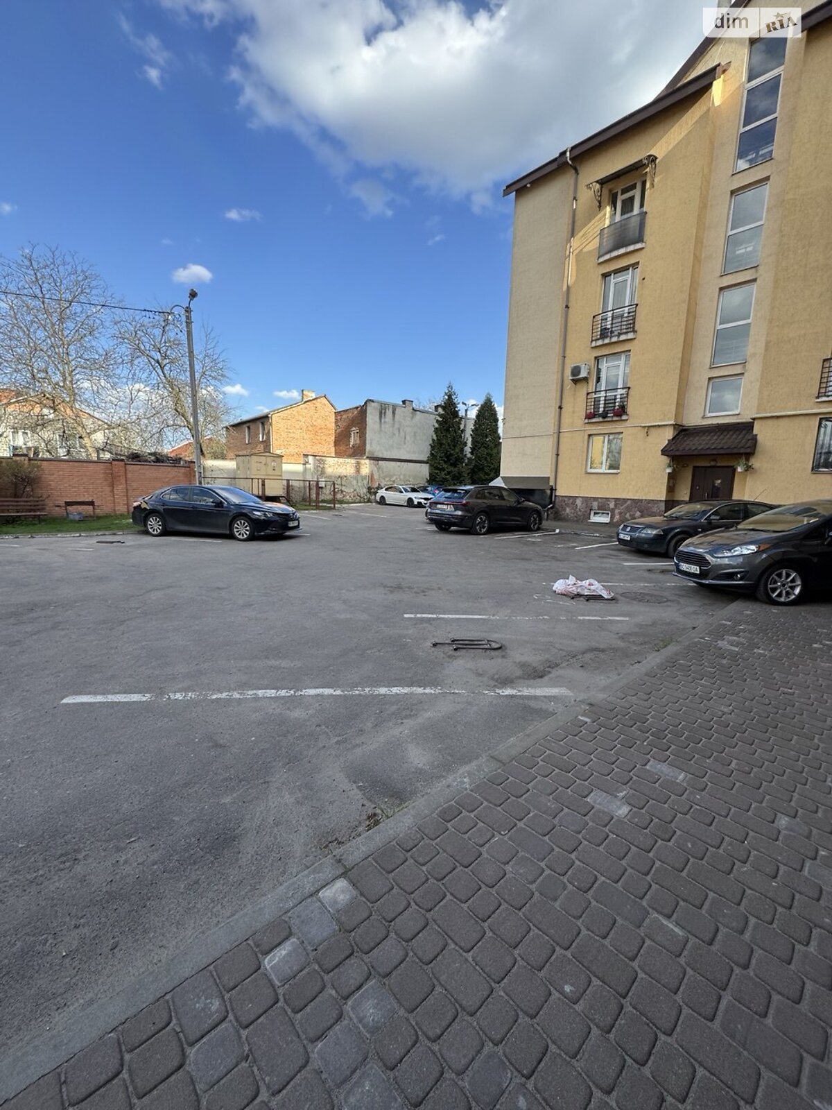 Продаж трикімнатної квартири в Львові, на вул. Квітова, район Підзамче фото 1 Продаж трикімнатної квартири в Львові, на вул. Квітова, район Підзамче фото 1