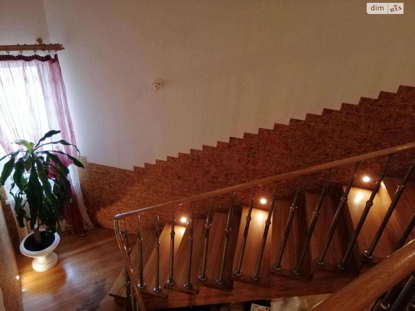 Продажа шестикомнатной квартиры в Львове, на ул. Квитовая 26, район Подзамче фото 1 Продажа шестикомнатной квартиры в Львове, на ул. Квитовая 26, район Подзамче фото 1