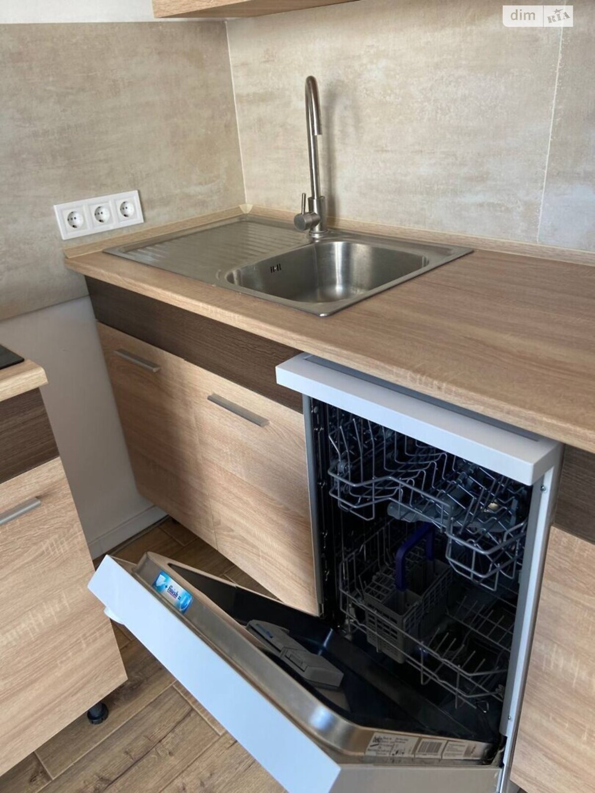 Продажа двухкомнатной квартиры в Львове, на ул. Железнодорожная 9А, район Привокзальная фото 1 Продажа двухкомнатной квартиры в Львове, на ул. Железнодорожная 9А, район Привокзальная фото 1