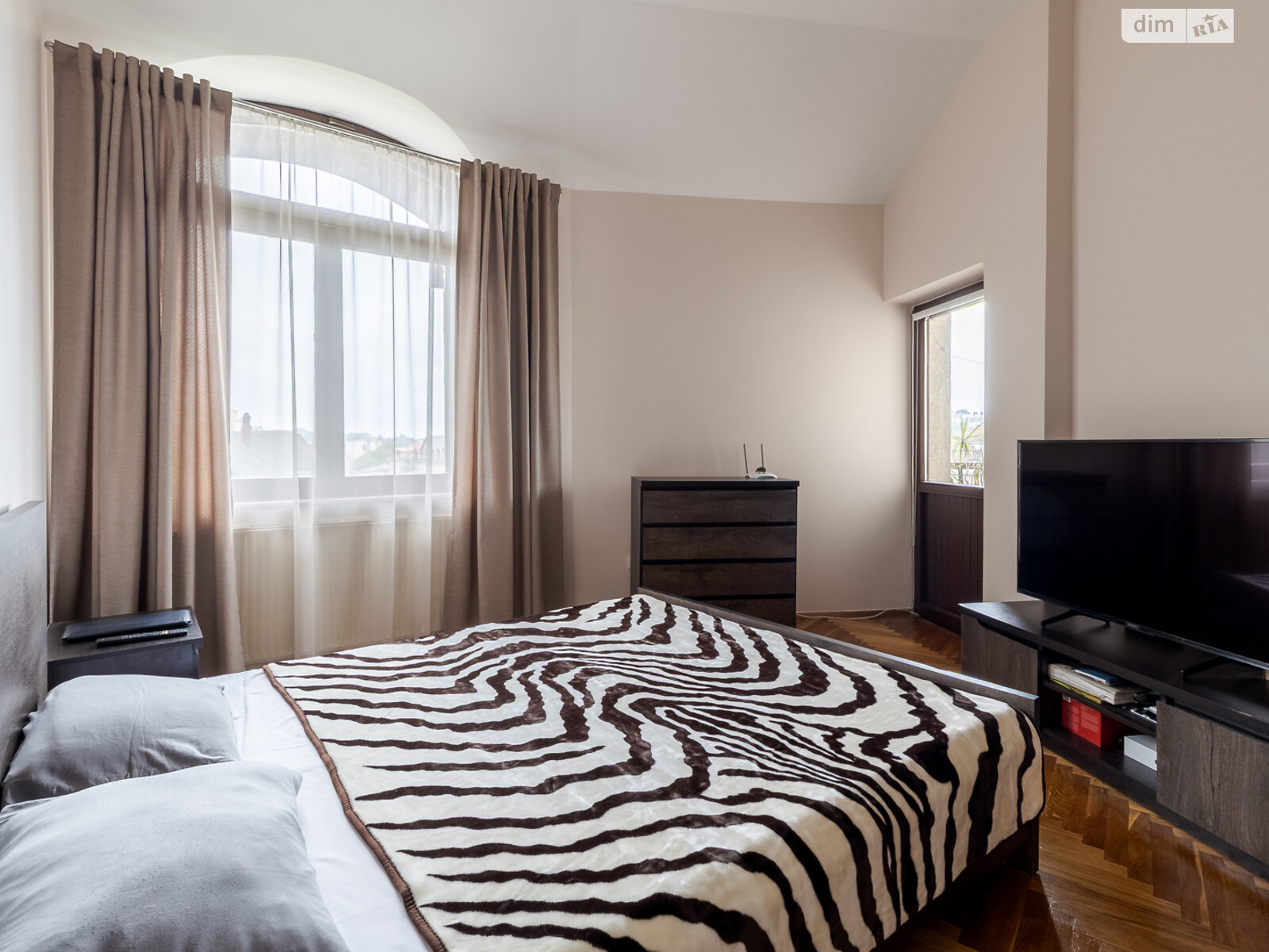 Продажа пятикомнатной квартиры в Львове, на ул. Свенцицкого Иллариона 18, район Софиевка (Галицкий) фото 1