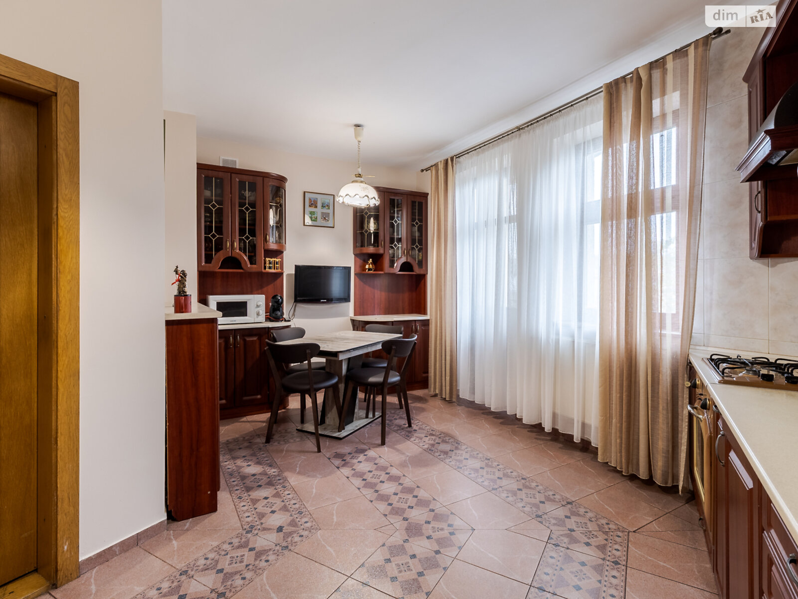 Продажа пятикомнатной квартиры в Львове, на ул. Свенцицкого Иллариона 18, район Софиевка (Галицкий) фото 1