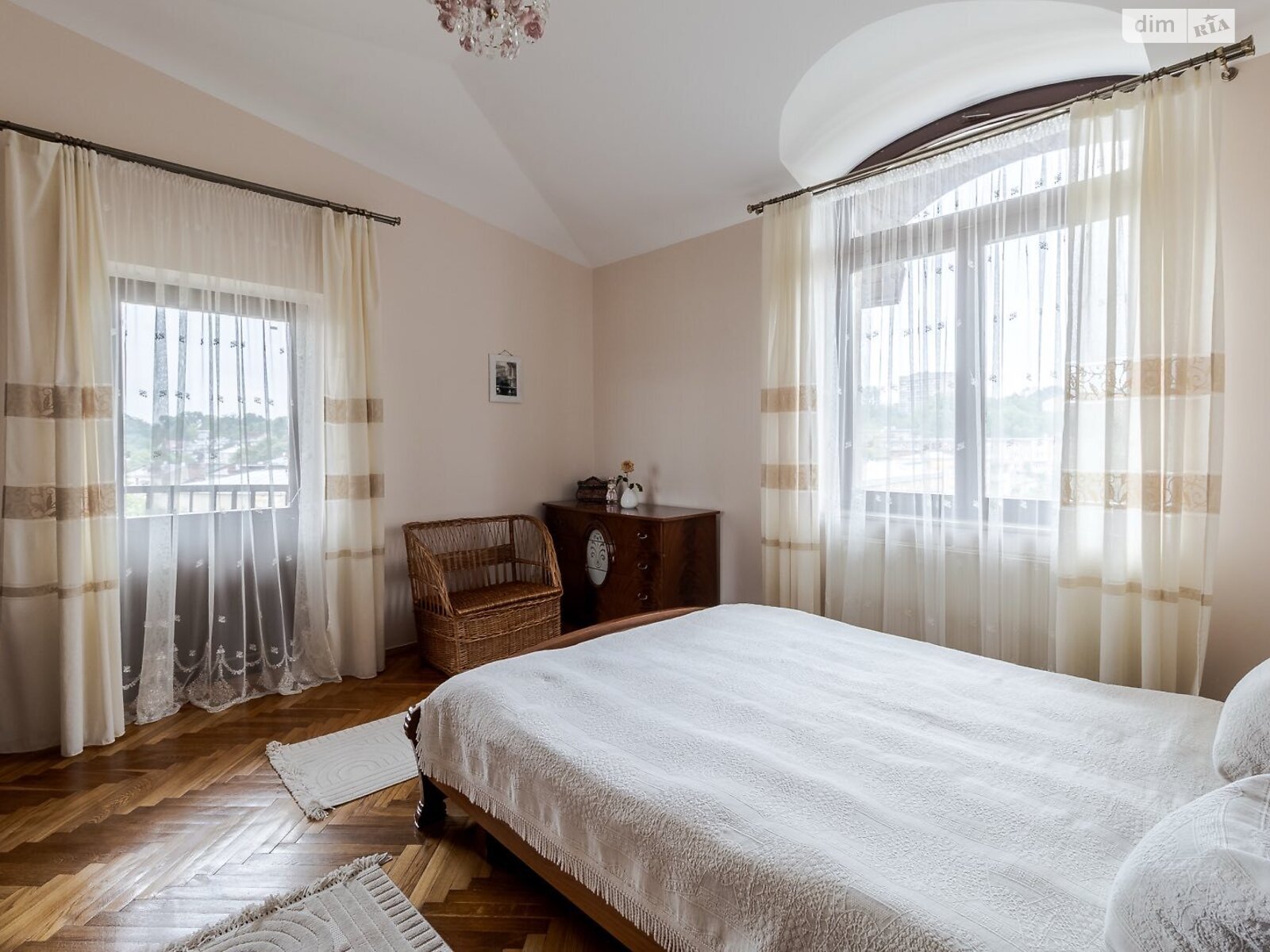 Продажа пятикомнатной квартиры в Львове, на ул. Свенцицкого Иллариона 18, район Софиевка (Галицкий) фото 1