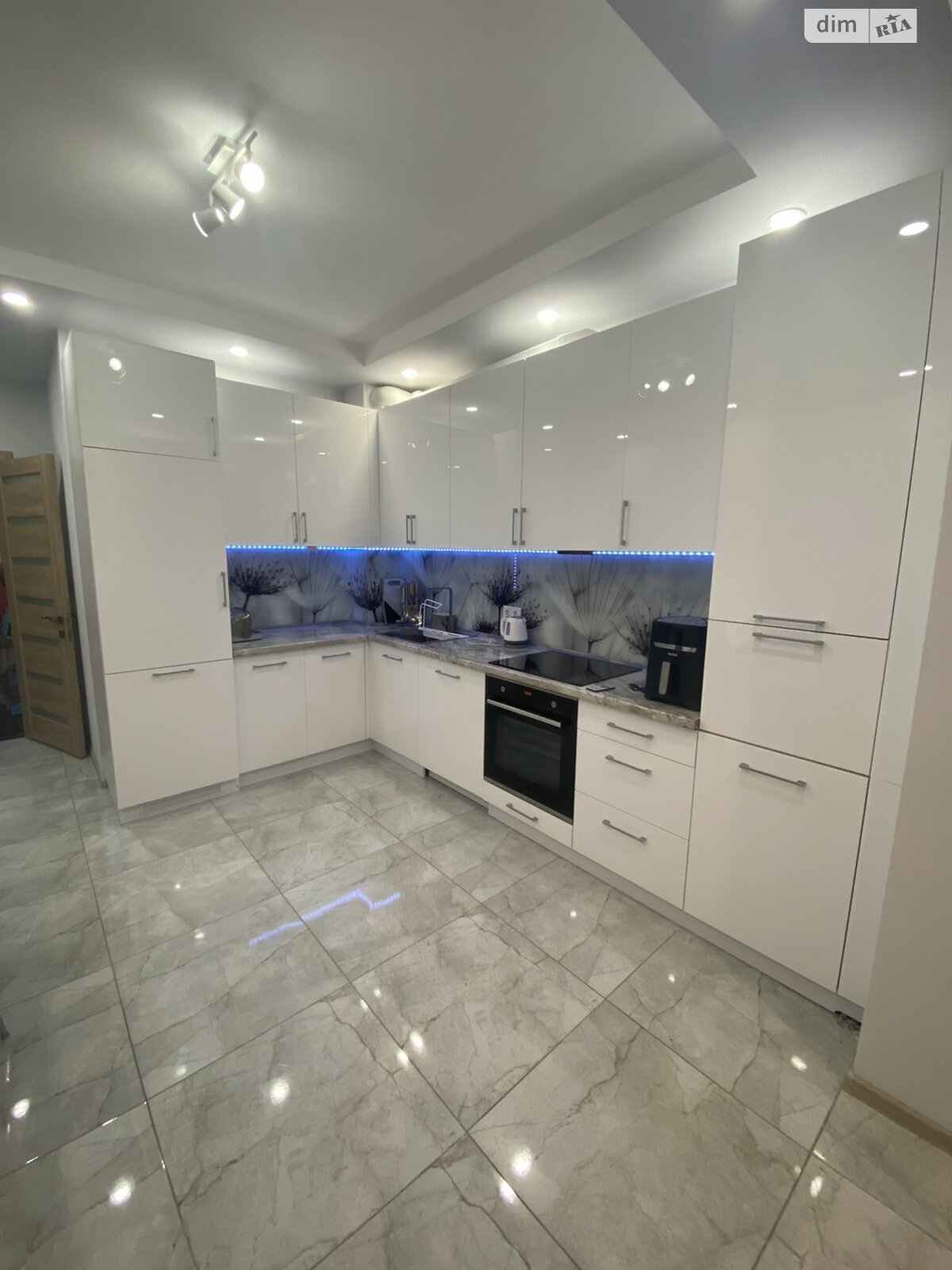 Продажа трехкомнатной квартиры в Львове, на ул. Венгерская, район Сыховский фото 1 Продажа трехкомнатной квартиры в Львове, на ул. Венгерская, район Сыховский фото 1