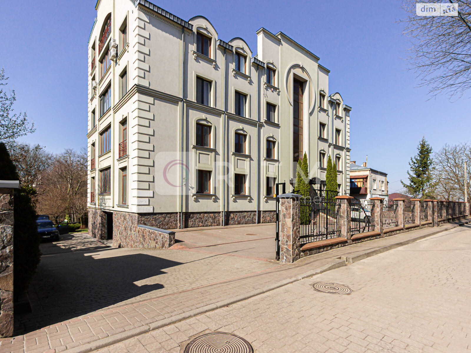 Продажа четырехкомнатной квартиры в Львове, на ул. Таджикская 1, район Лычаковский фото 1 Продажа четырехкомнатной квартиры в Львове, на ул. Таджикская 1, район Лычаковский фото 1