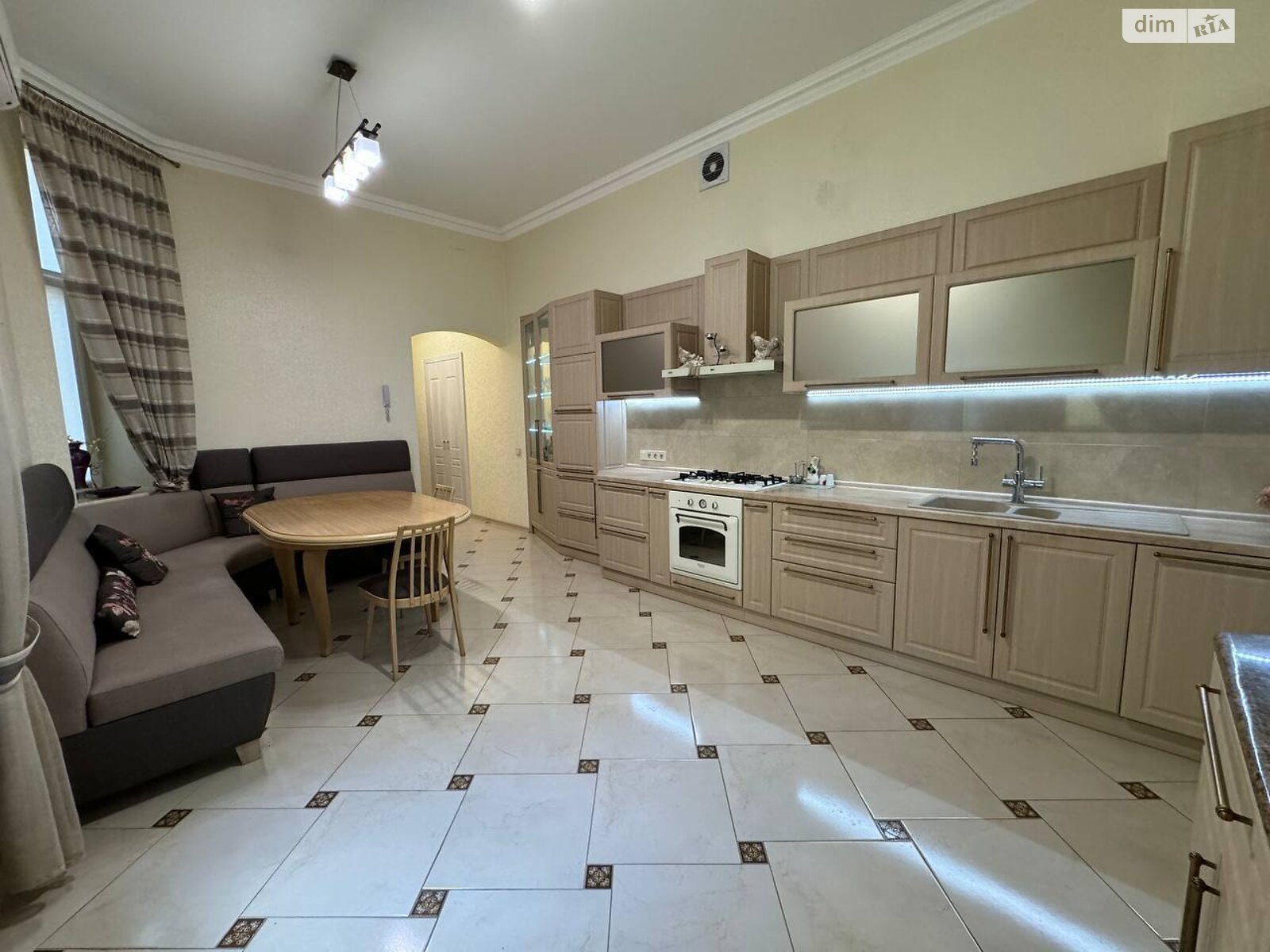 Продаж трикімнатної квартири в Львові, на вул. Франка Івана, район Центр фото 1