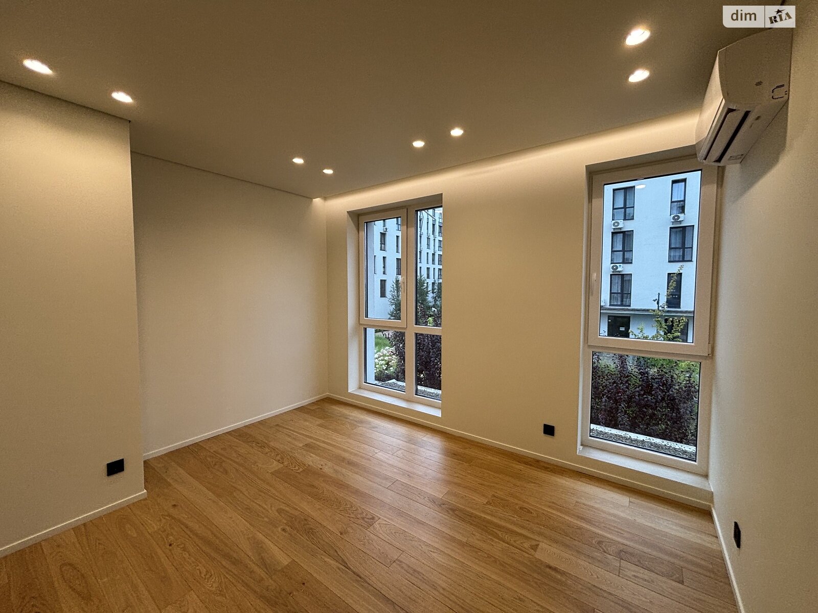 Продаж трикімнатної квартири в Минаї, на вул. Августина Волошина 24, кв. 210, фото 1