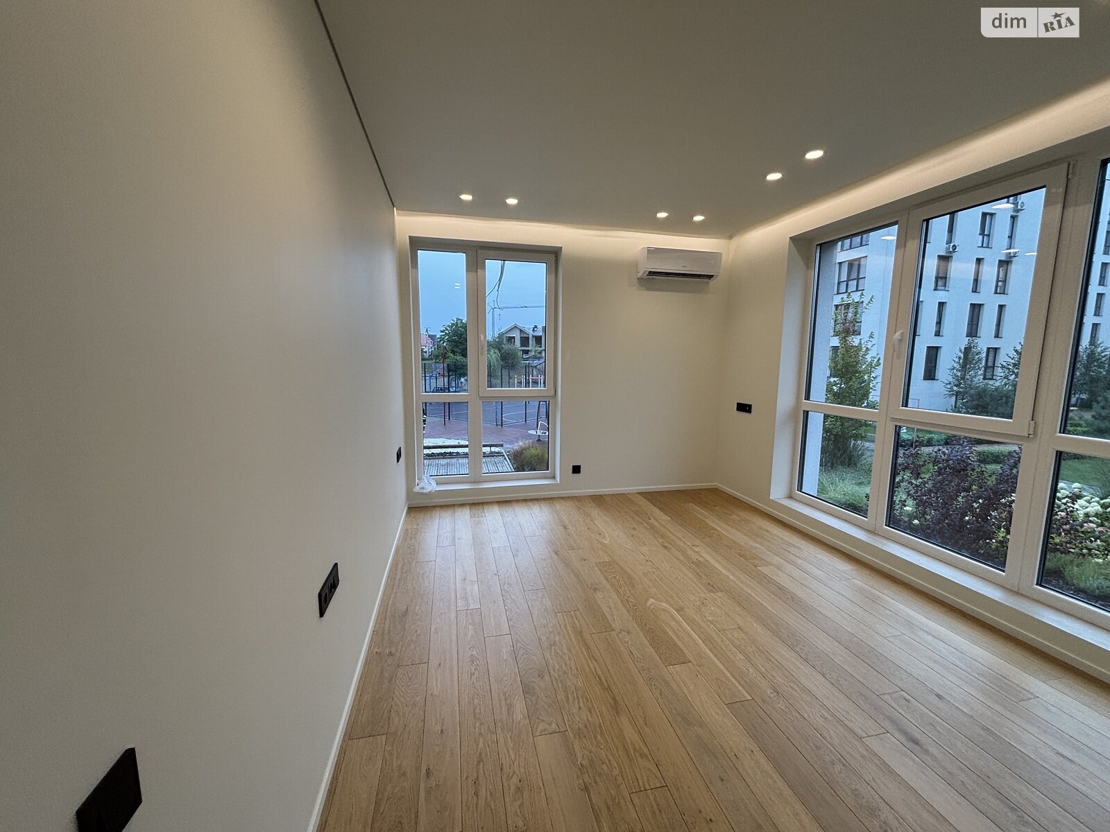 Продаж трикімнатної квартири в Минаї, на вул. Августина Волошина 24, кв. 210, фото 1