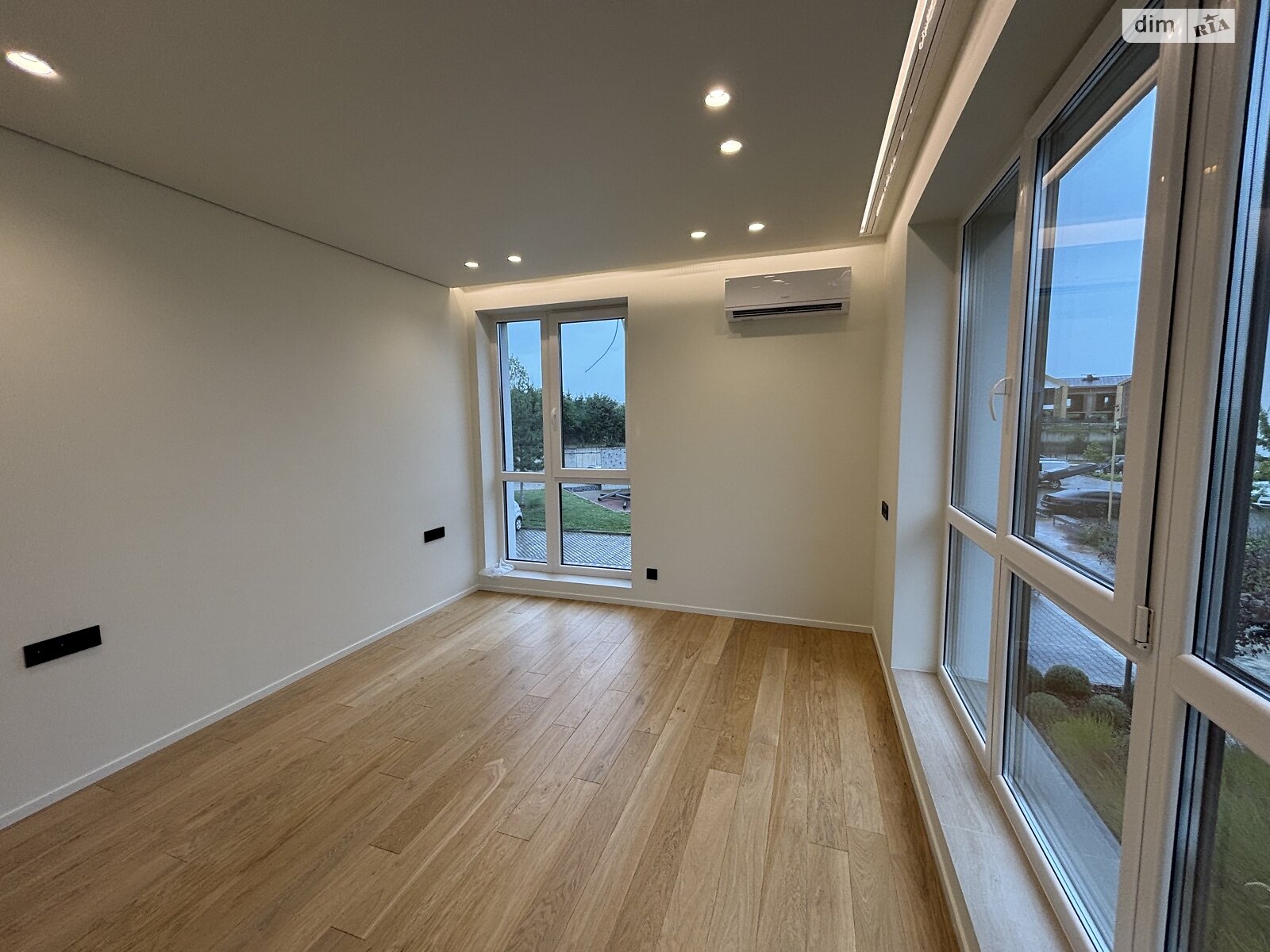 Продаж трикімнатної квартири в Минаї, на вул. Августина Волошина 24, кв. 210, фото 1