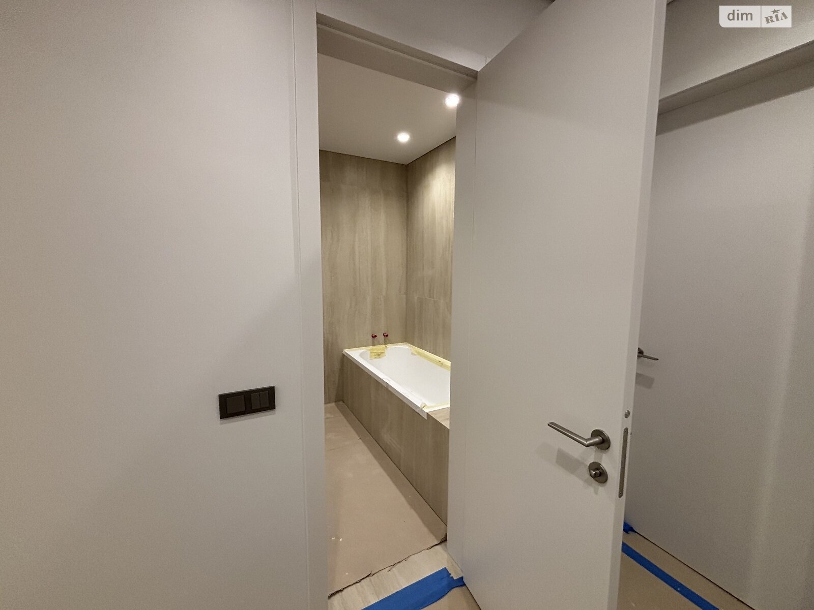 Продаж трикімнатної квартири в Минаї, на вул. Августина Волошина 24, кв. 205, фото 1